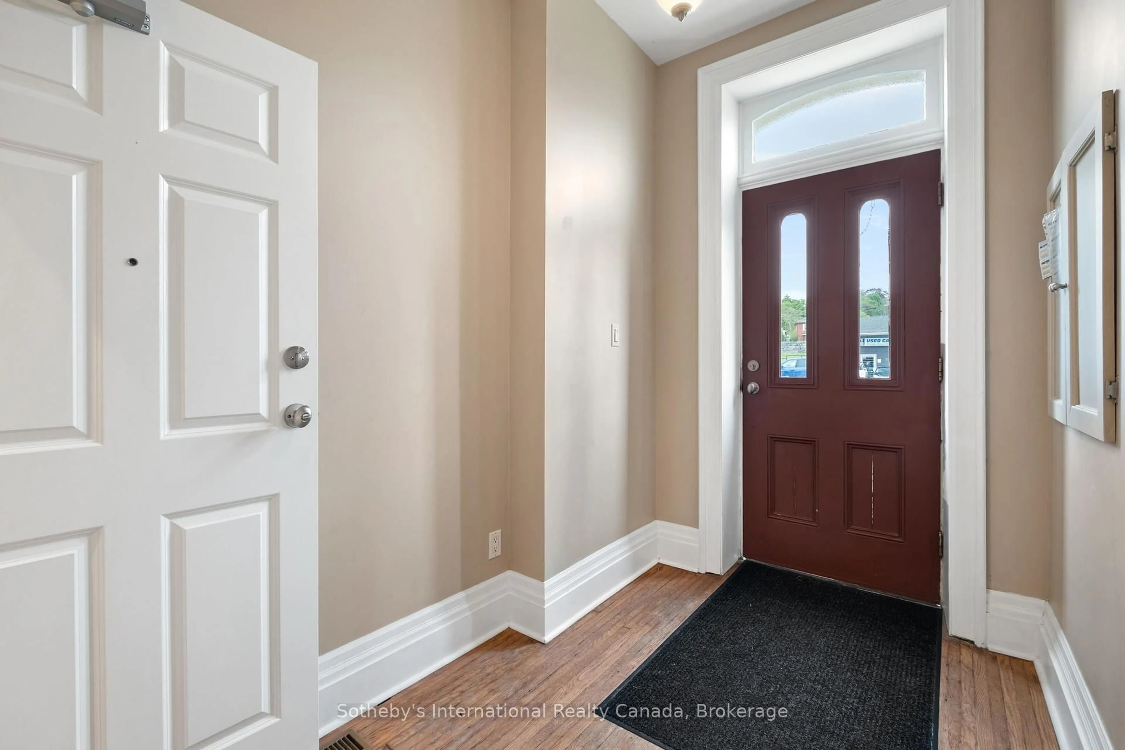 Indoor entryway for 24 Veterans Way, Cambridge Ontario N1R 3K7