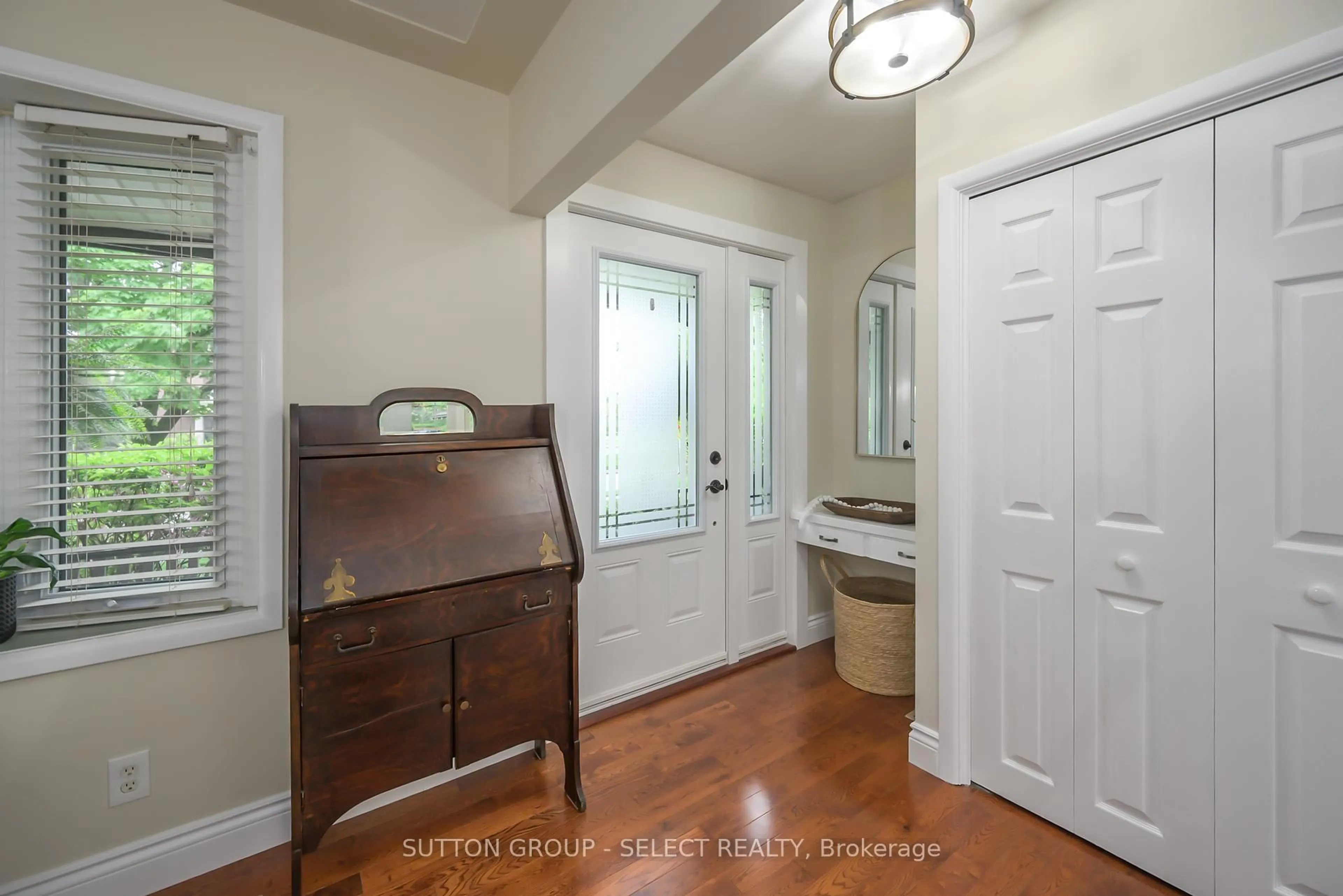 Indoor entryway for 393 Base Line Rd, London South Ontario N6J 1W7
