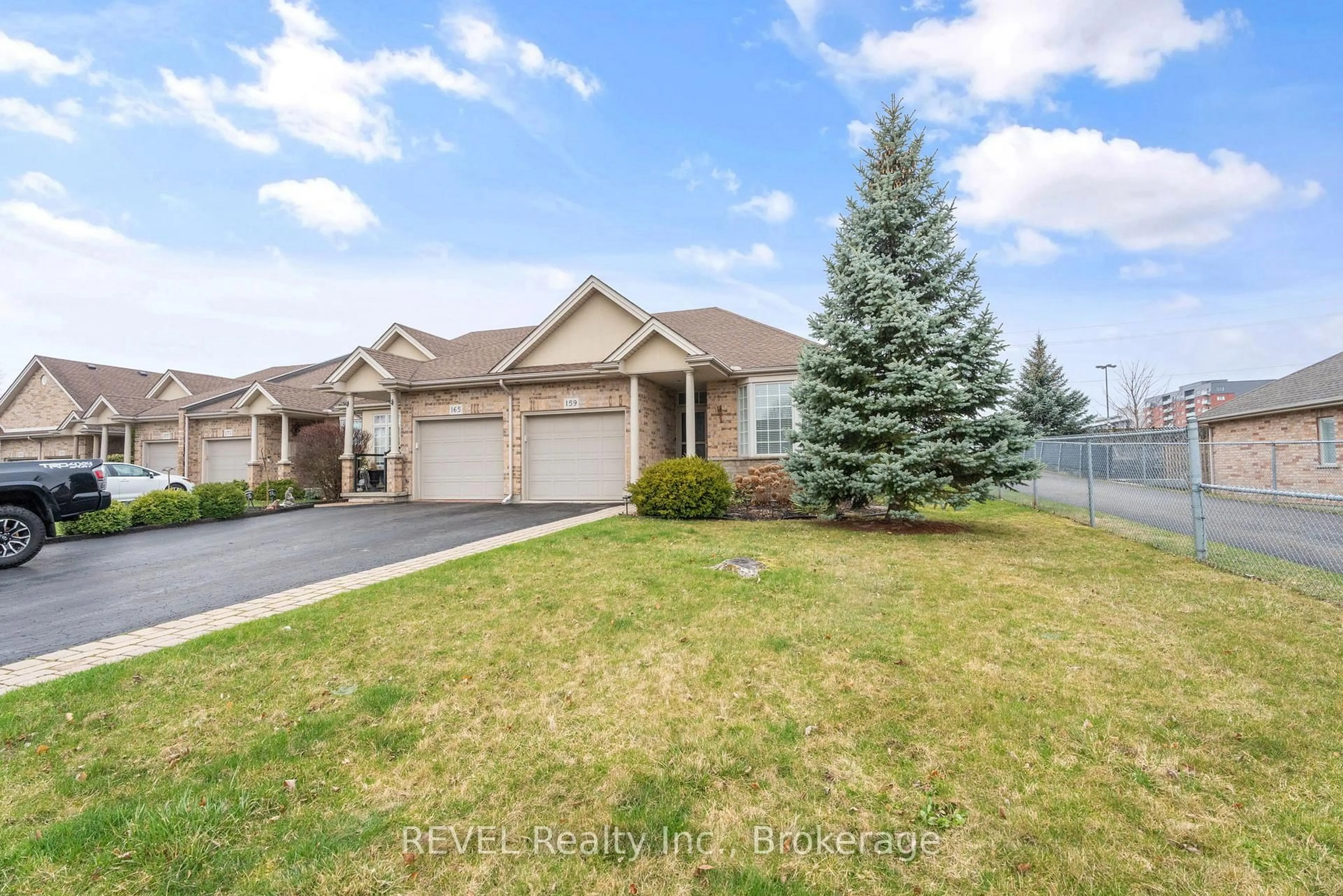 A pic from outside/outdoor area/front of a property/back of a property/a pic from drone, street for 159 Willowlanding Crt, Welland Ontario L3C 7L8