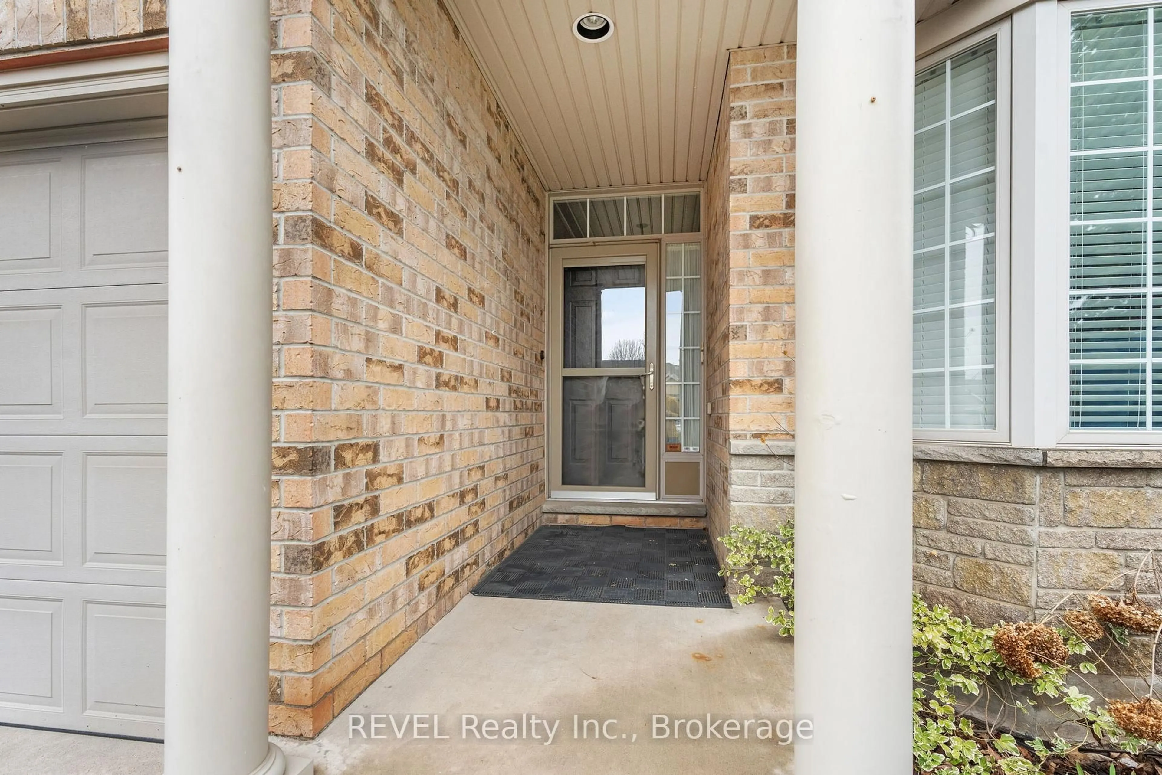Indoor entryway for 159 Willowlanding Crt, Welland Ontario L3C 7L8