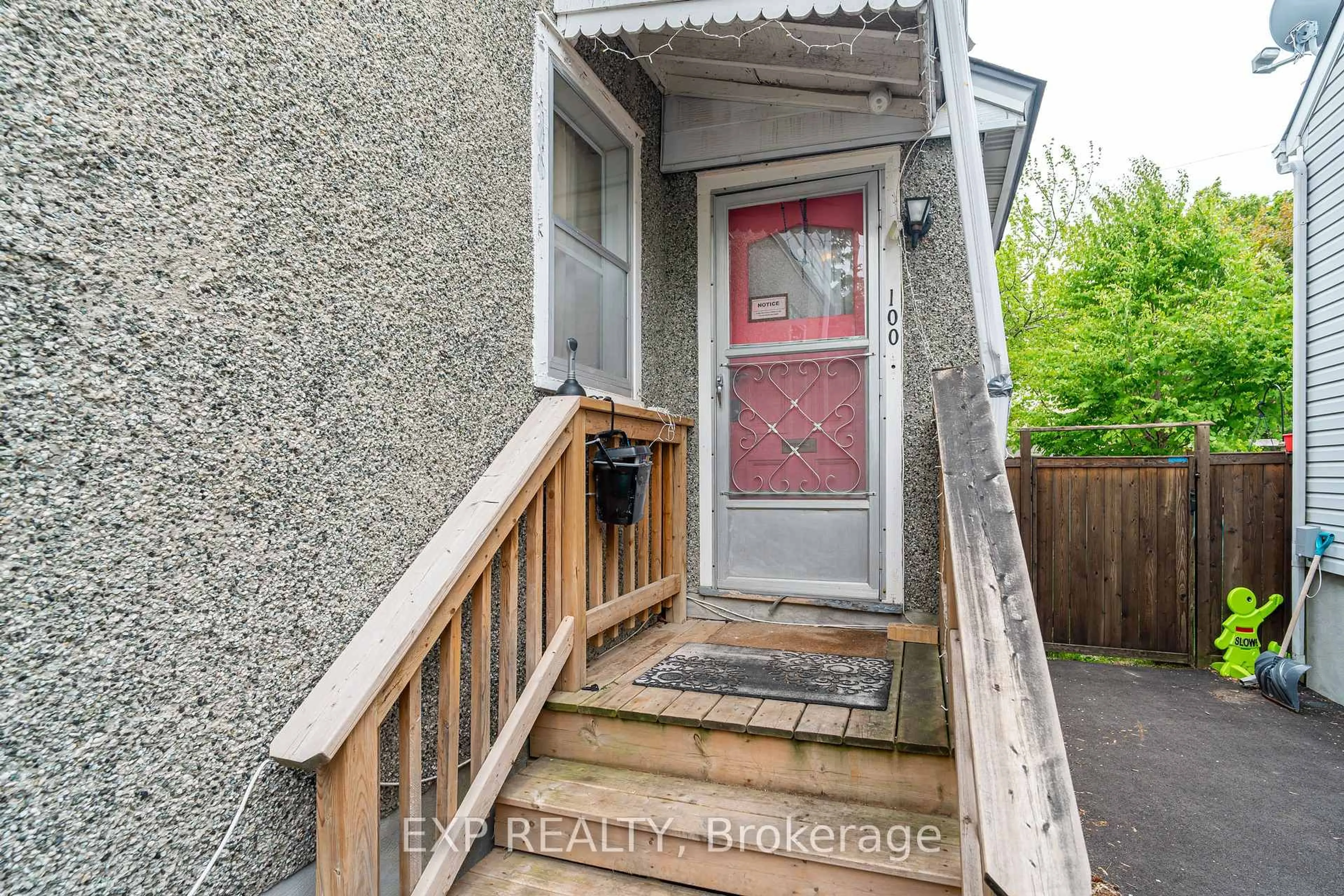 Indoor entryway for 100 Dagmar Ave, Ottawa Ontario K1L 5T4