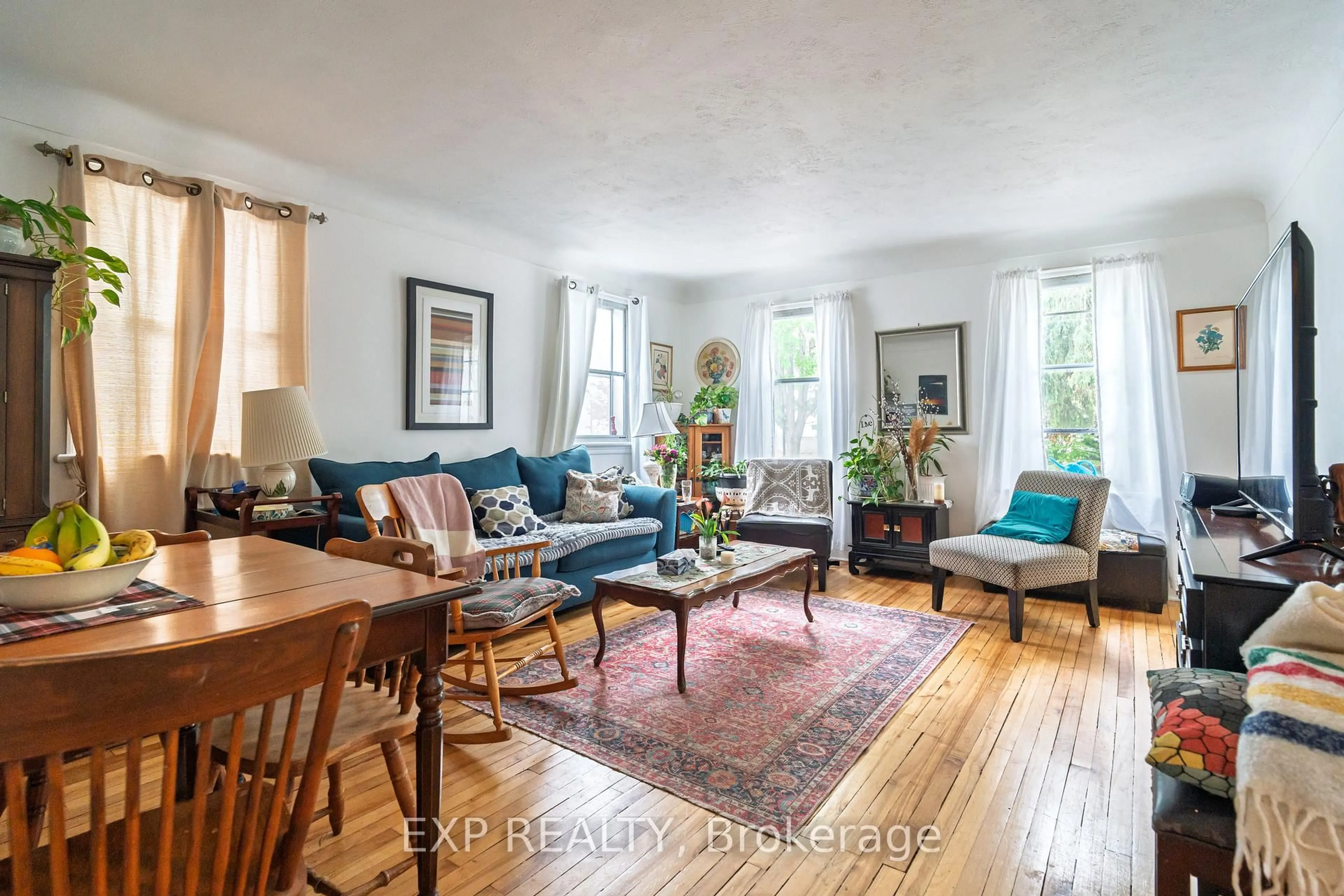 Living room with furniture, wood/laminate floor for 100 Dagmar Ave, Ottawa Ontario K1L 5T4