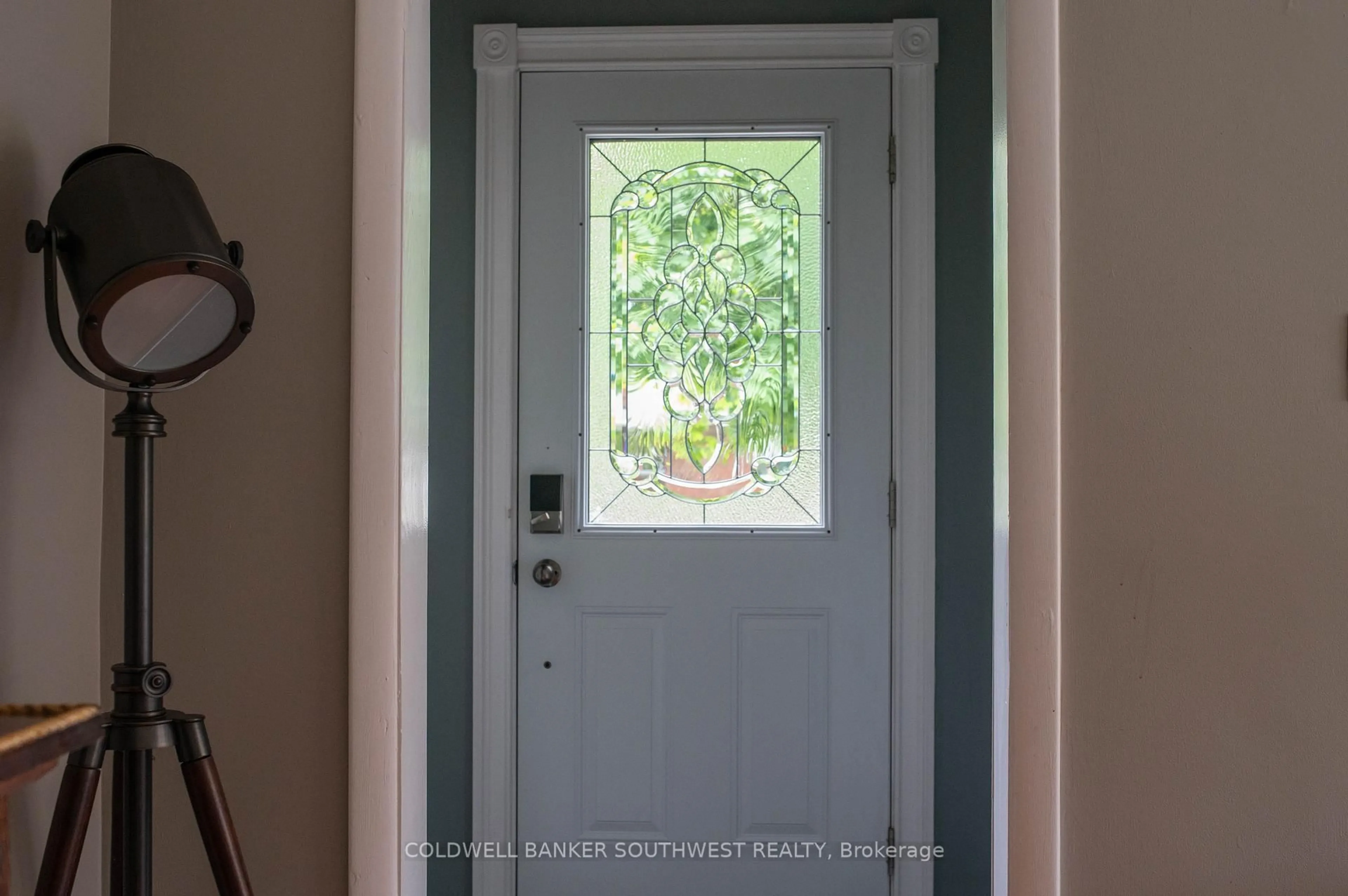Indoor entryway for 948 Kemsley Dr, Sarnia Ontario N7V 2M8
