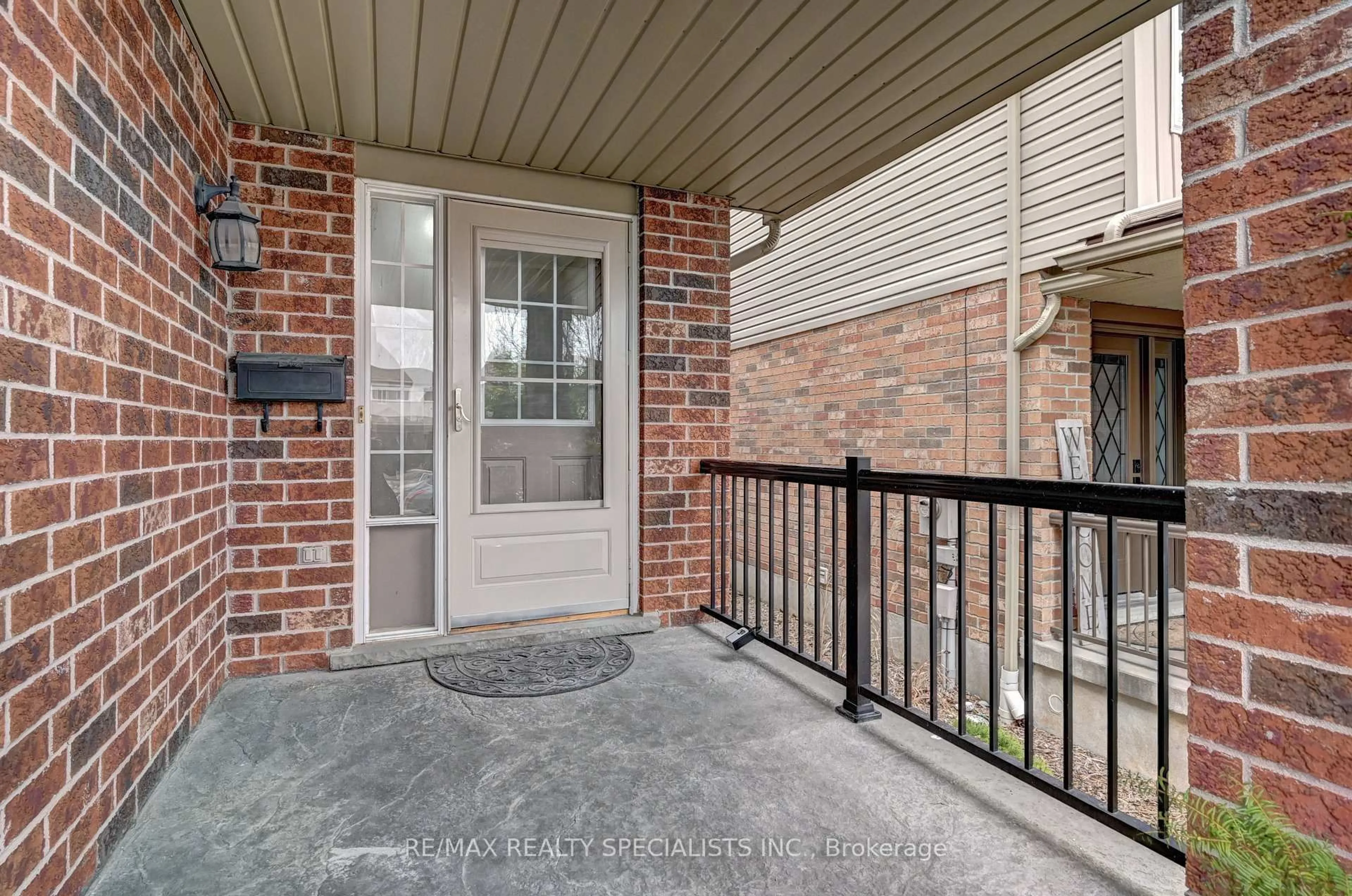 Indoor entryway for 42 Bridleridge St, Kitchener Ontario N2P 2V1