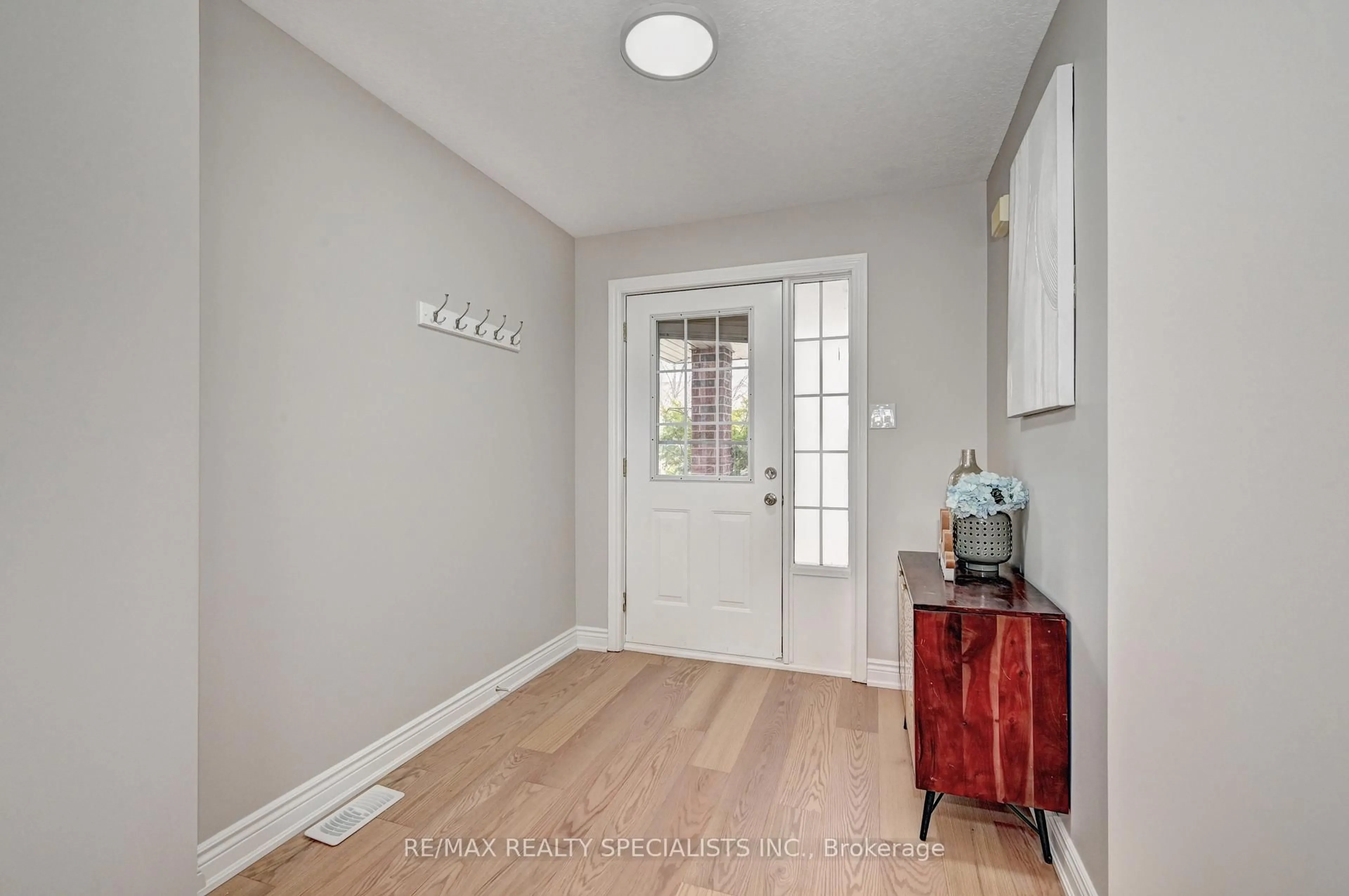 Indoor entryway for 42 Bridleridge St, Kitchener Ontario N2P 2V1
