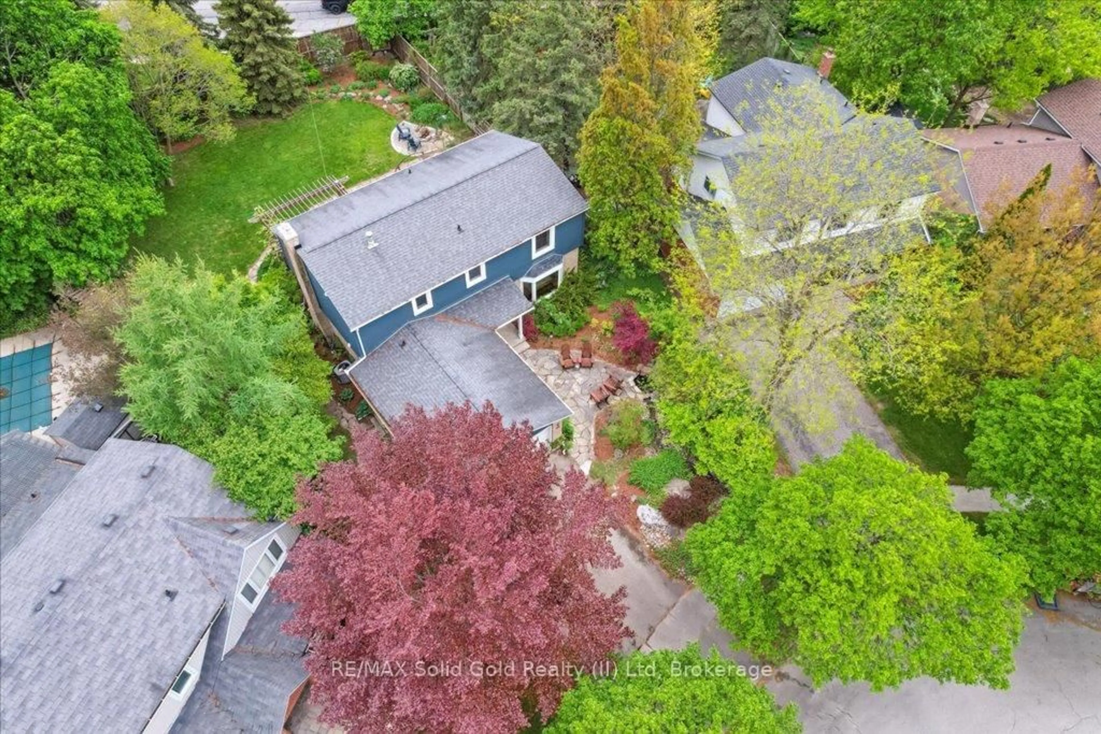 A pic from outside/outdoor area/front of a property/back of a property/a pic from drone, street for 427 Stillmeadow Circ, Waterloo Ontario N2L 5M1
