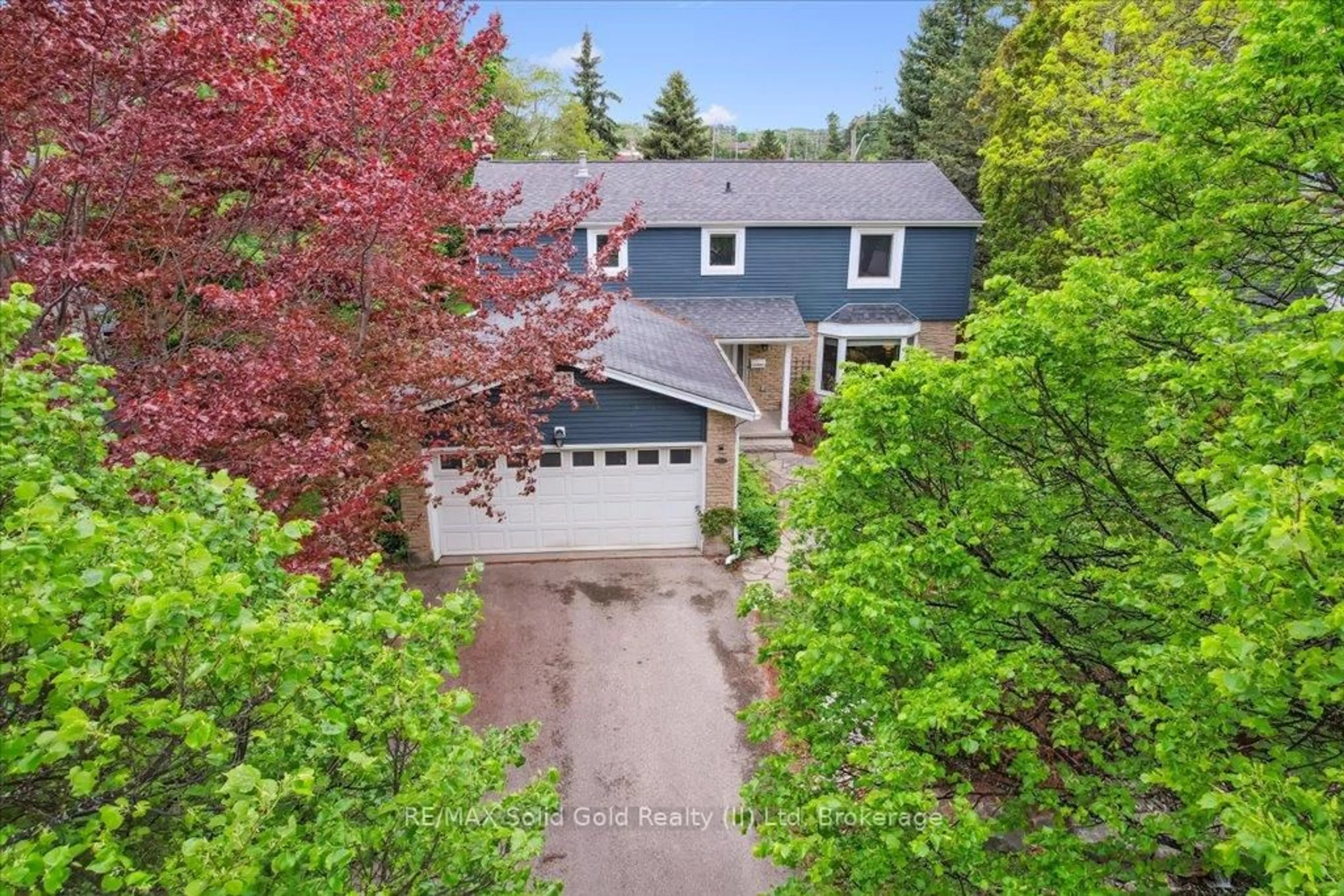 A pic from outside/outdoor area/front of a property/back of a property/a pic from drone, street for 427 Stillmeadow Circ, Waterloo Ontario N2L 5M1
