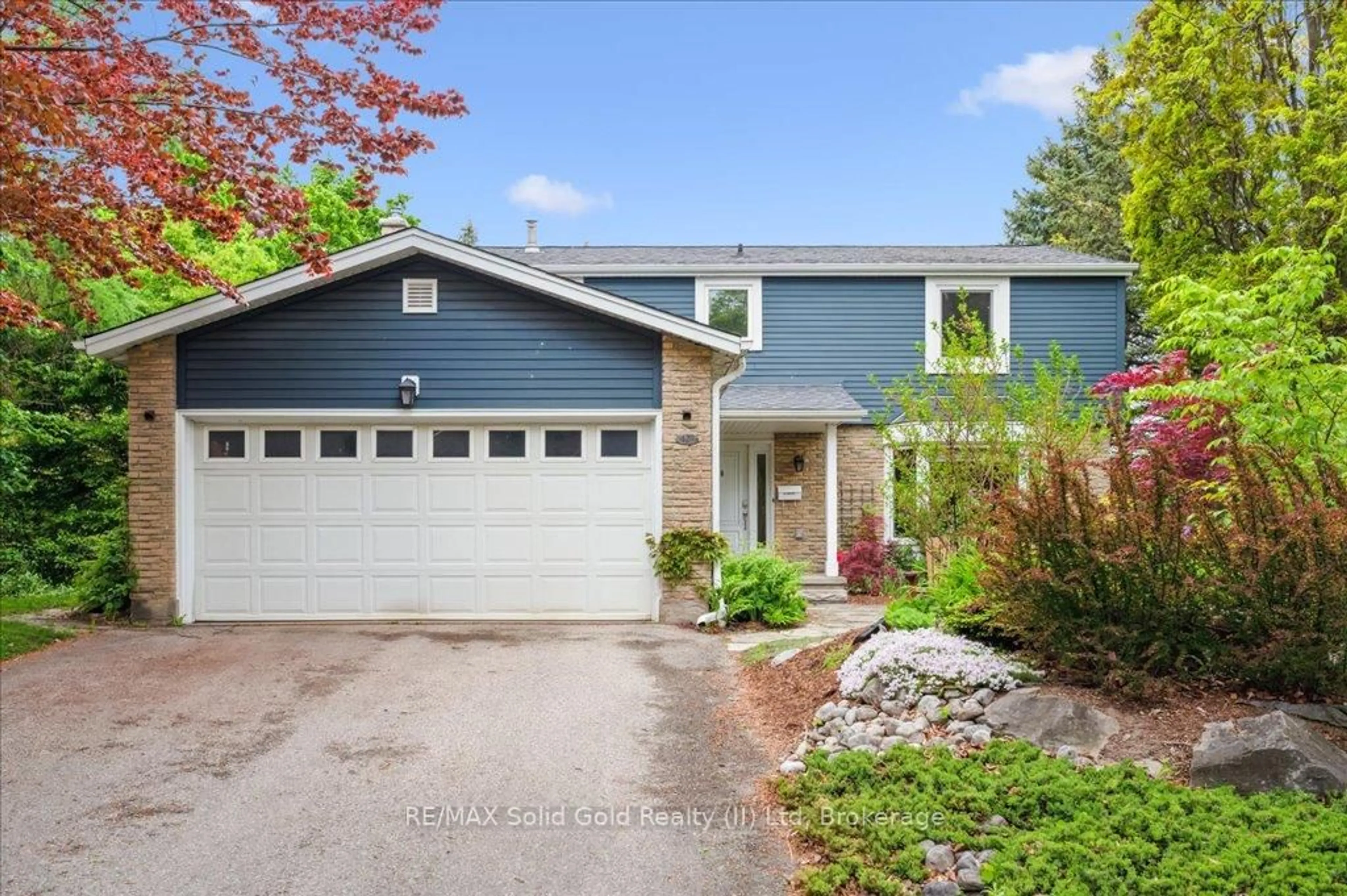 Home with vinyl exterior material, street for 427 Stillmeadow Circ, Waterloo Ontario N2L 5M1