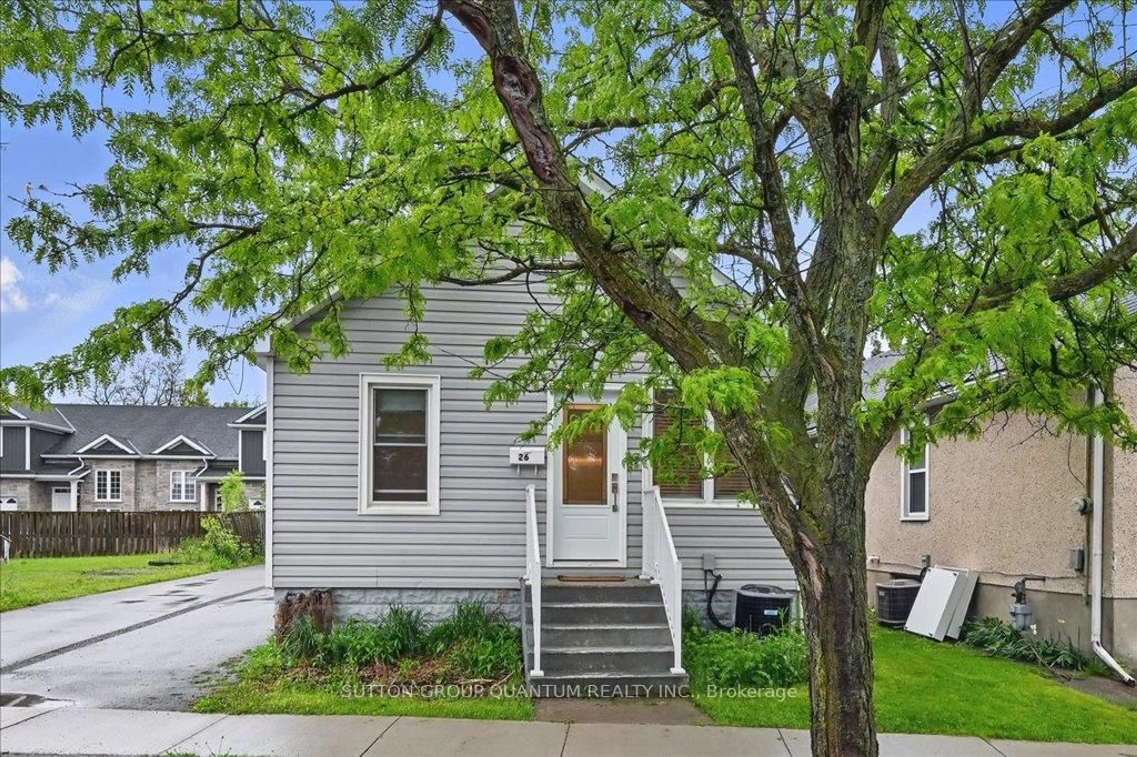 Home with vinyl exterior material, street for 26 Hamilton St, St. Catharines Ontario L2S 1K4