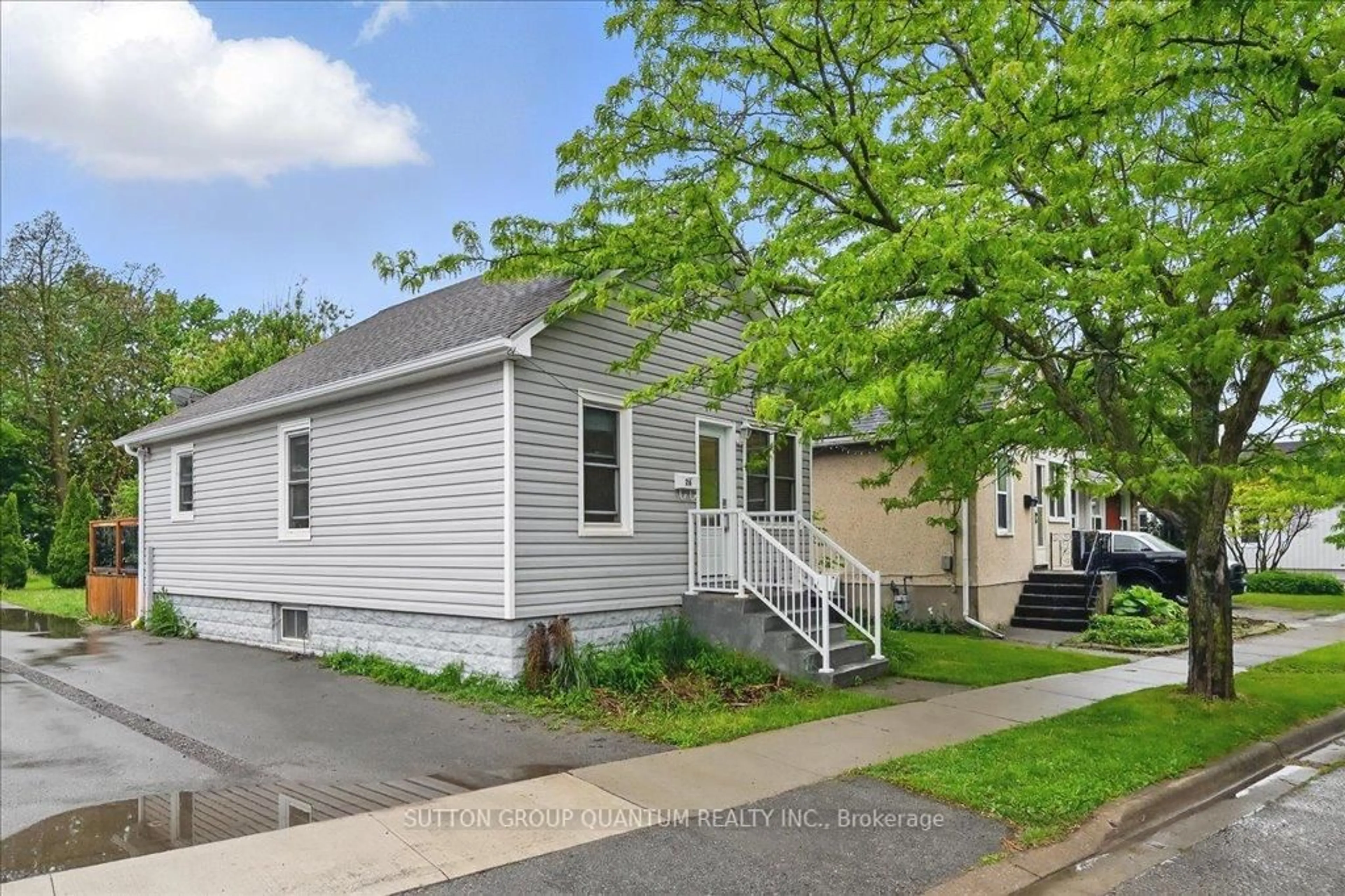 Home with vinyl exterior material, street for 26 Hamilton St, St. Catharines Ontario L2S 1K4