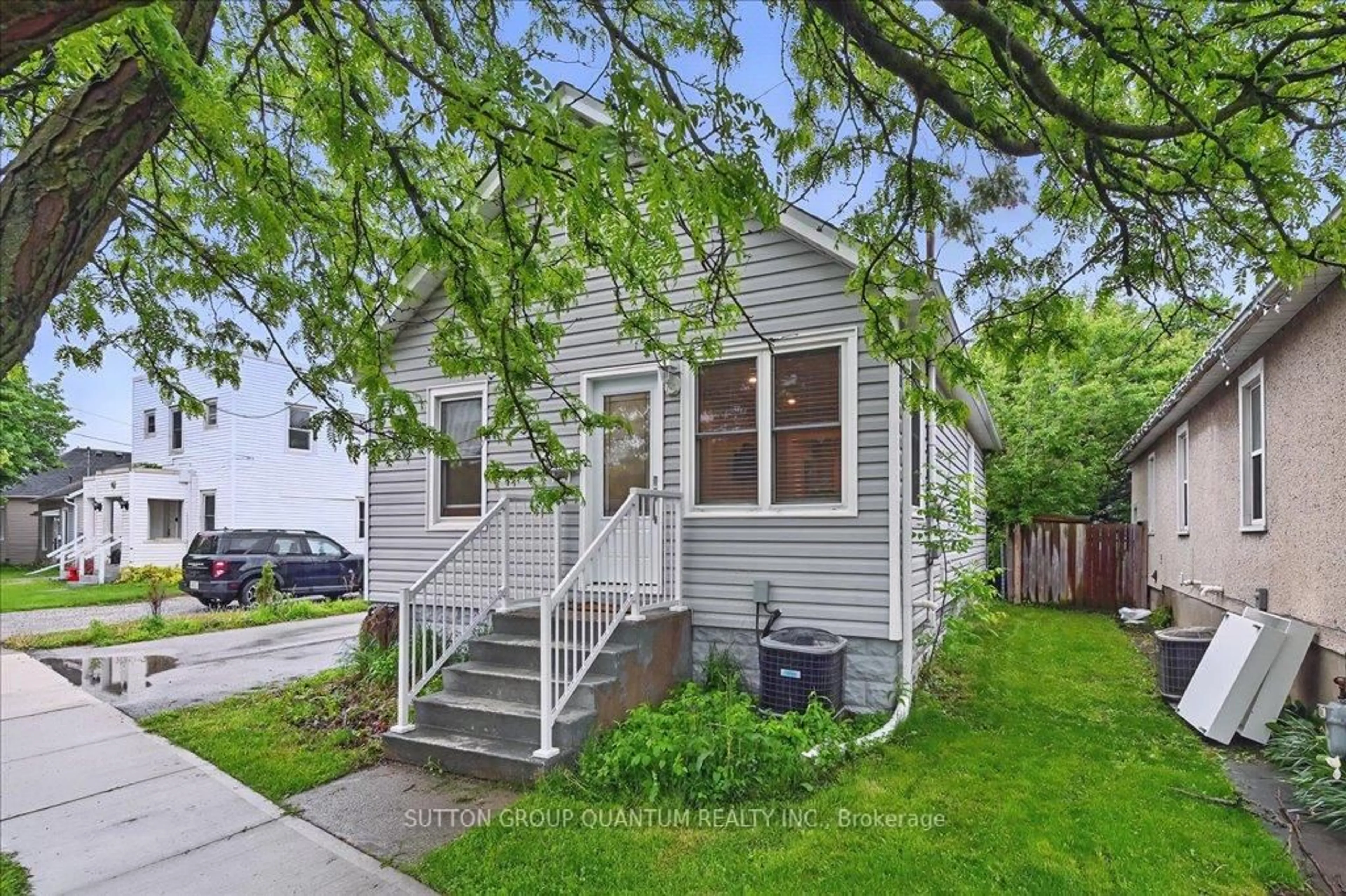 Home with vinyl exterior material, street for 26 Hamilton St, St. Catharines Ontario L2S 1K4