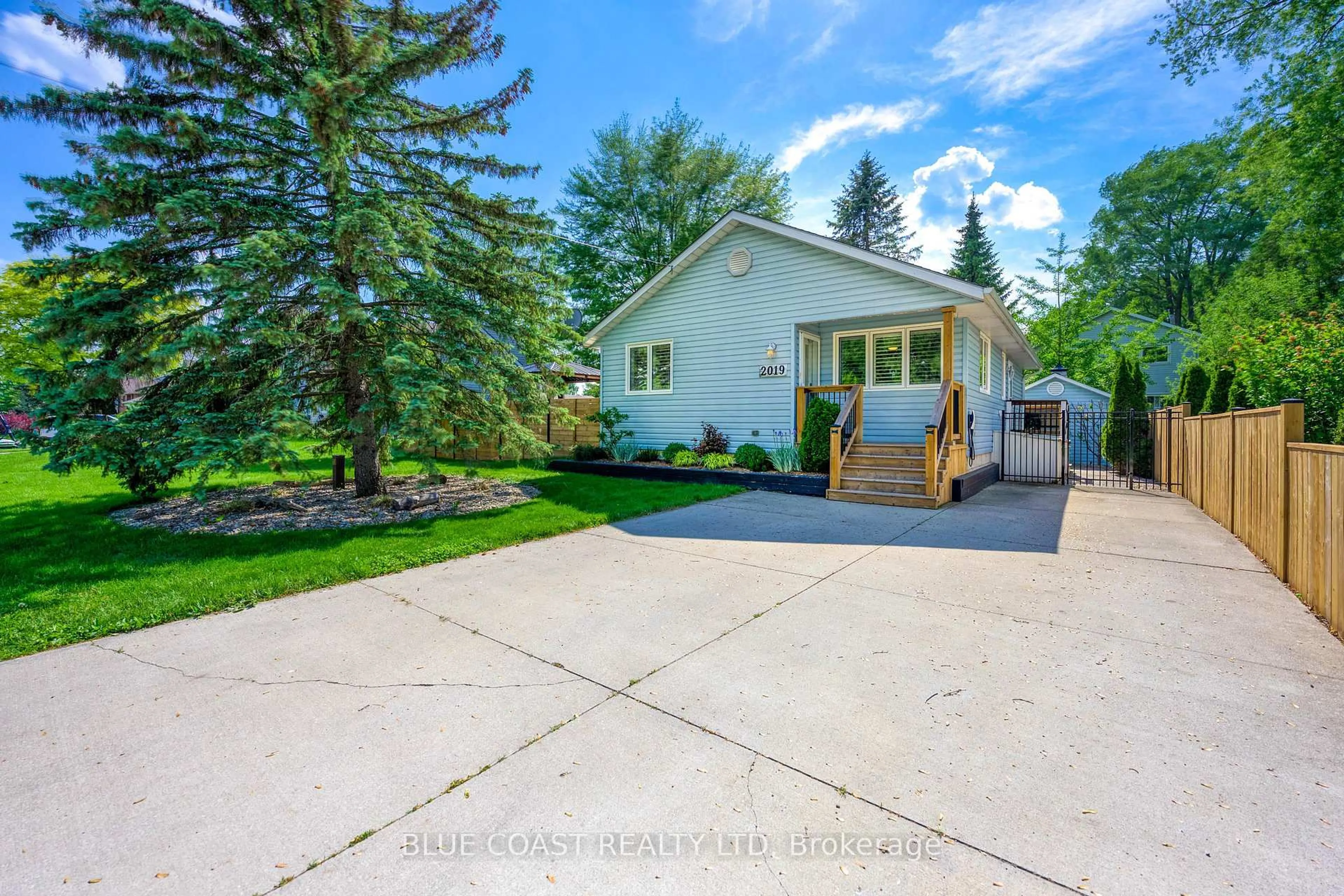 A pic from outside/outdoor area/front of a property/back of a property/a pic from drone, street for 2019 Green St, Sarnia Ontario N0N 1C0