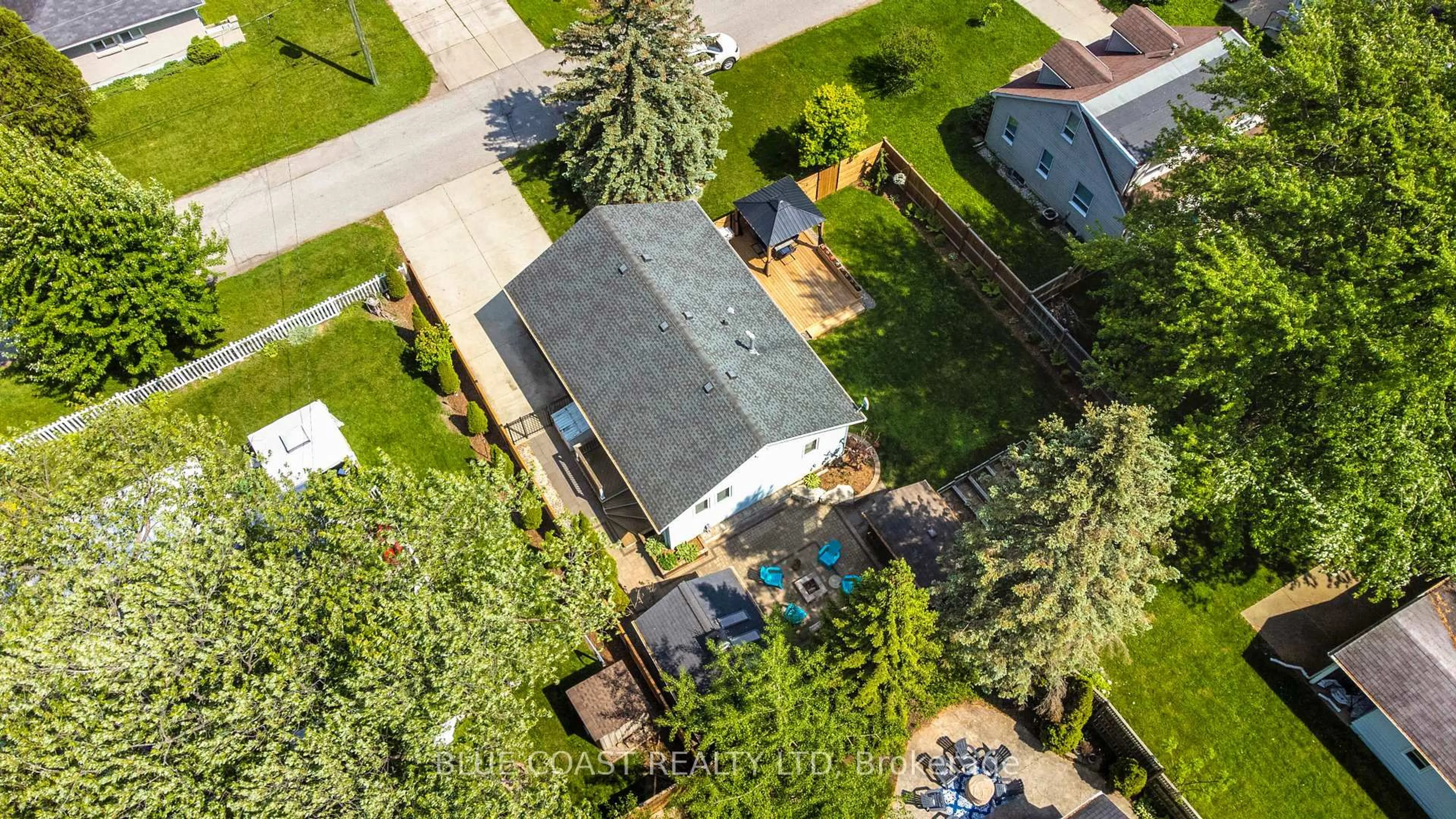 A pic from outside/outdoor area/front of a property/back of a property/a pic from drone, street for 2019 Green St, Sarnia Ontario N0N 1C0