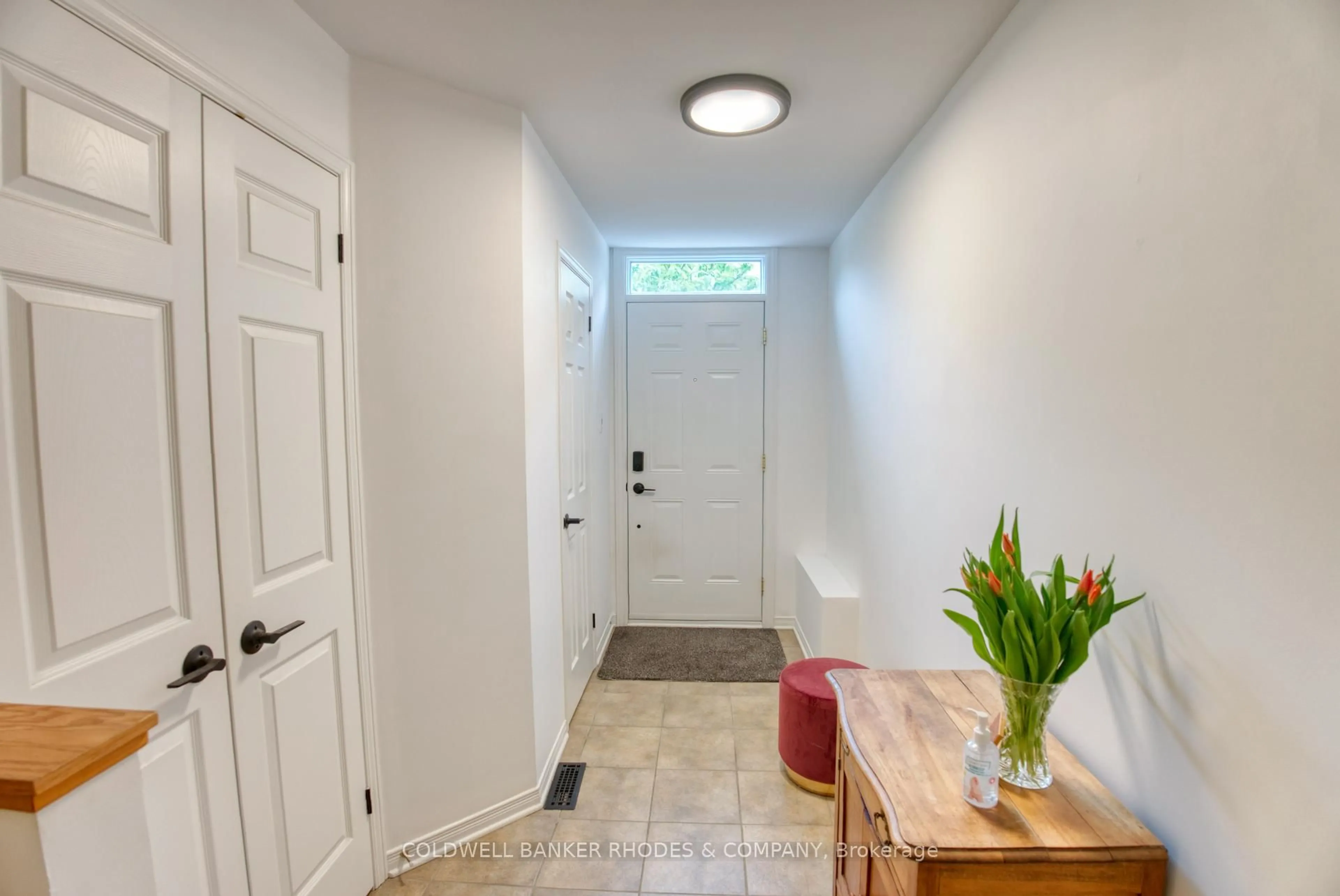 Indoor entryway for 15 Georgeton Private, Ottawa Ontario K1K 4S8