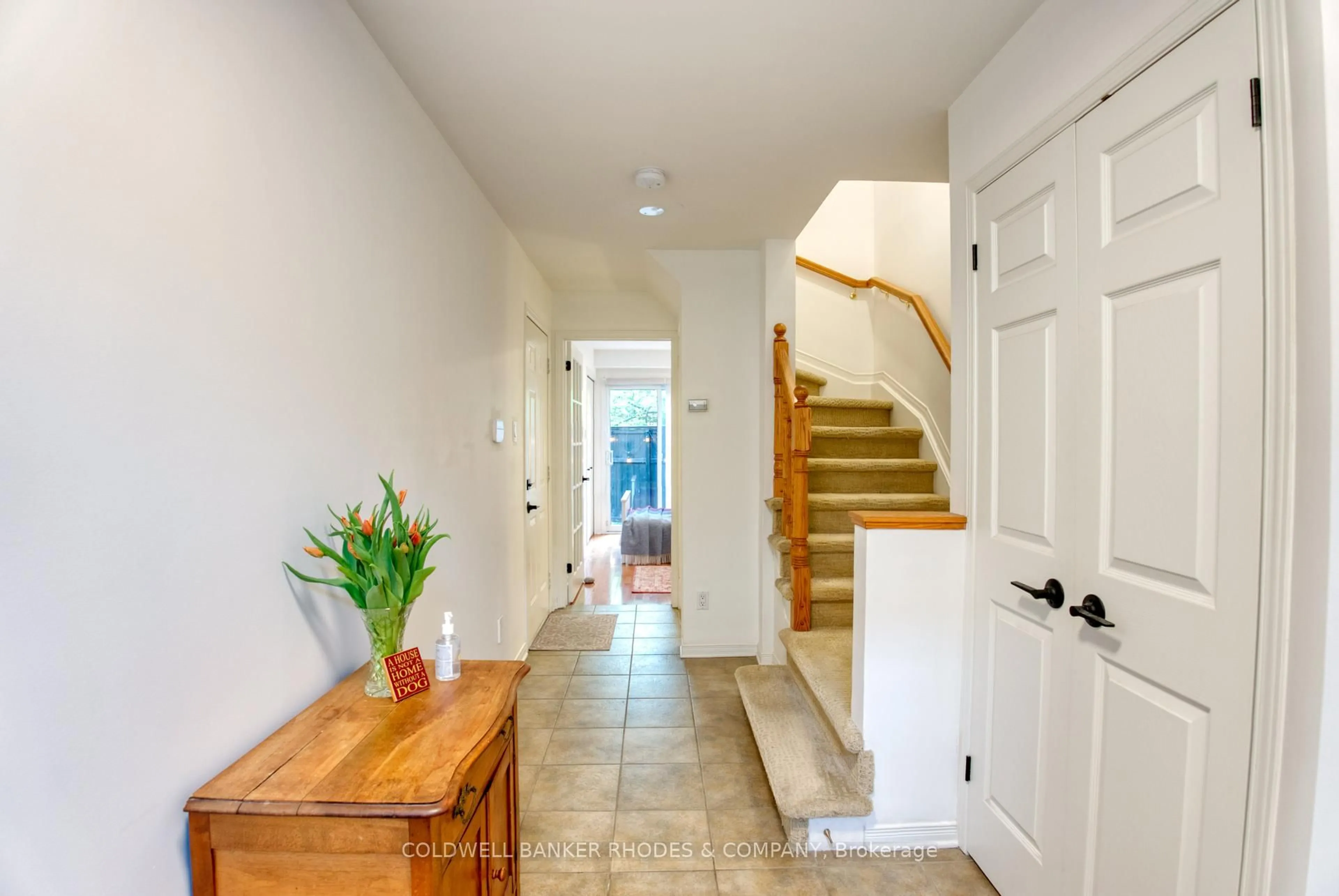 Indoor entryway for 15 Georgeton Private, Ottawa Ontario K1K 4S8