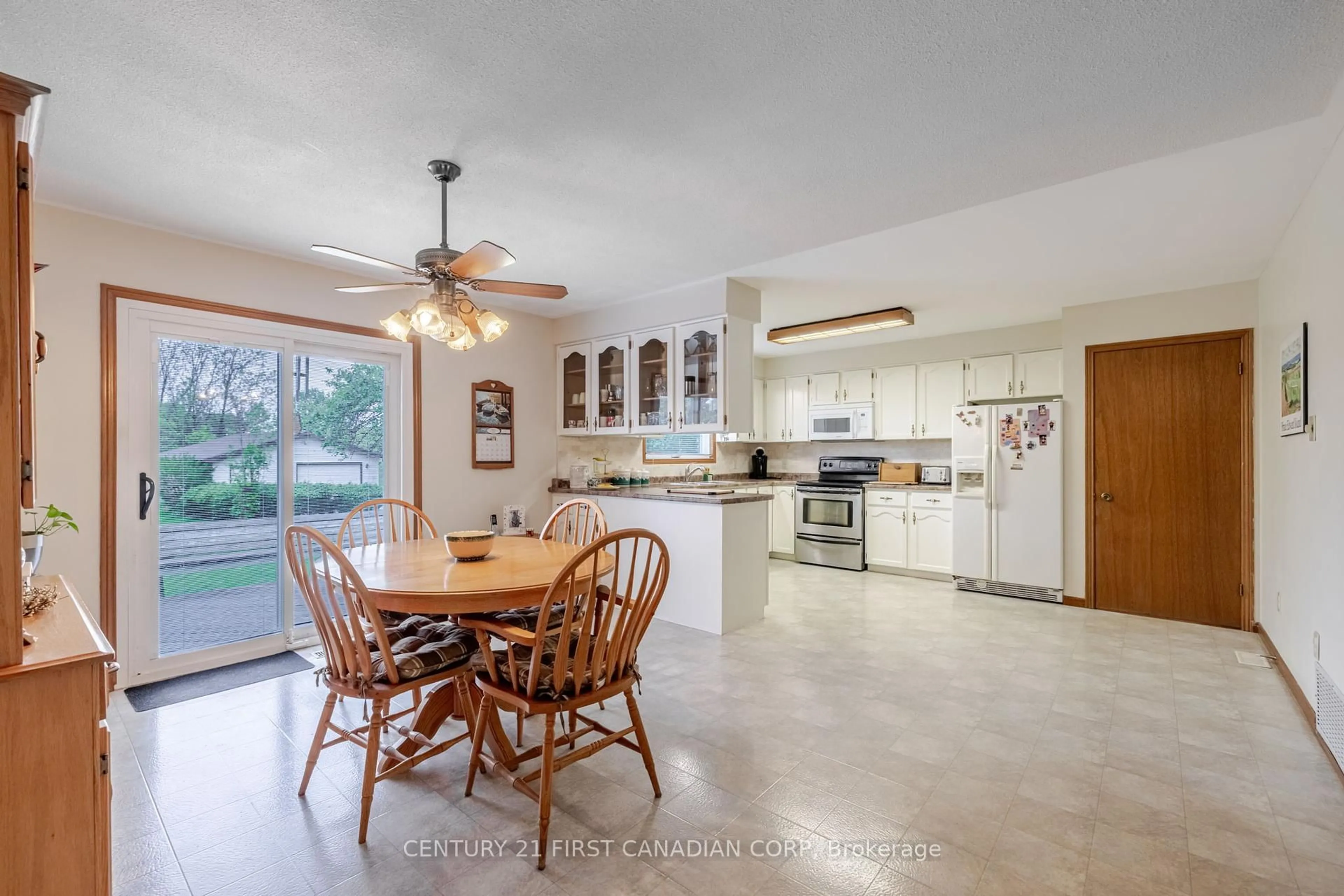 Open concept kitchen, ceramic/tile floor for 9776 Tower Rd, St. Thomas Ontario N5P 3S7