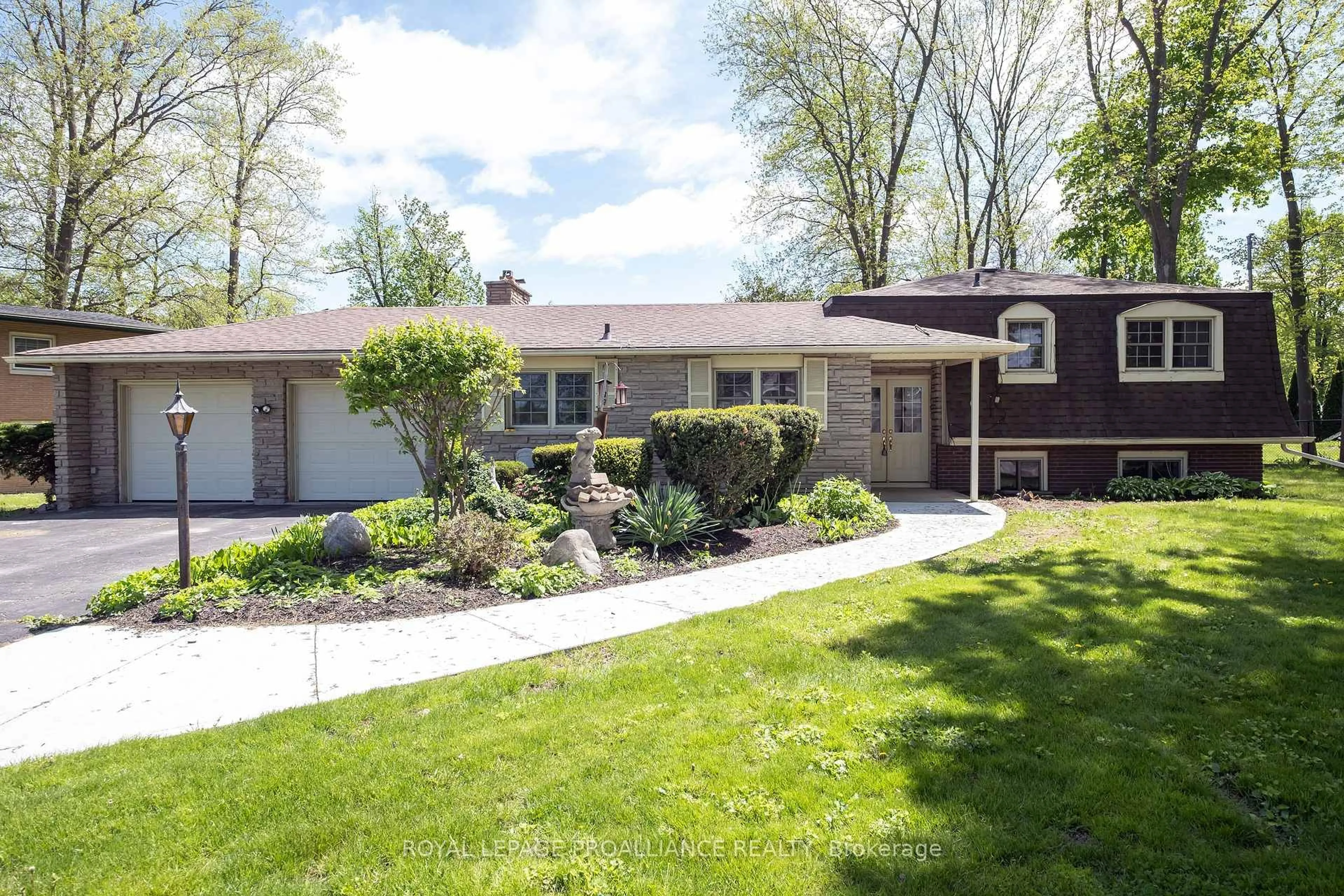 Home with vinyl exterior material, street for 40 Fenwood Cres, Prince Edward County Ontario K8N 4Z7