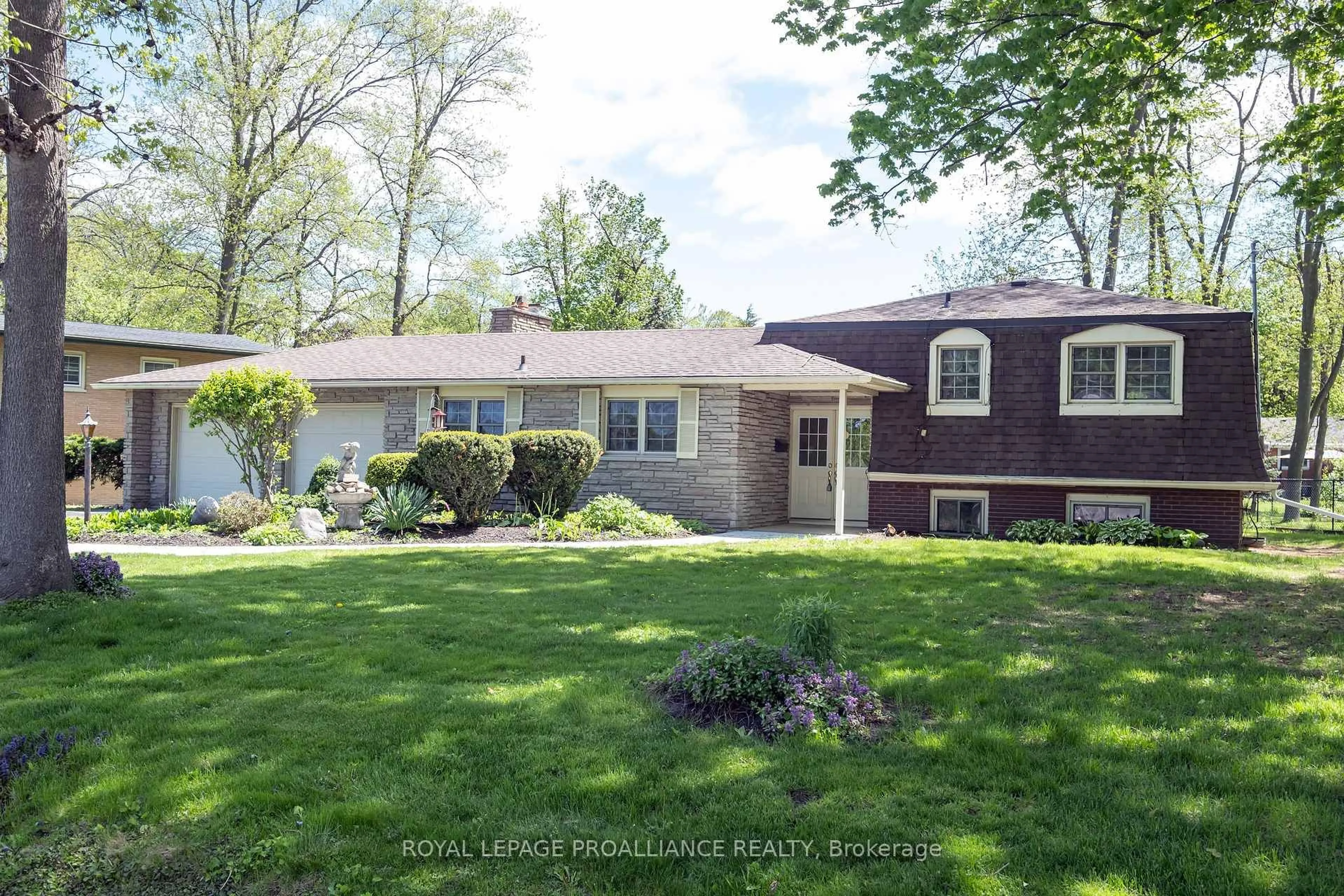 Home with vinyl exterior material, street for 40 Fenwood Cres, Prince Edward County Ontario K8N 4Z7