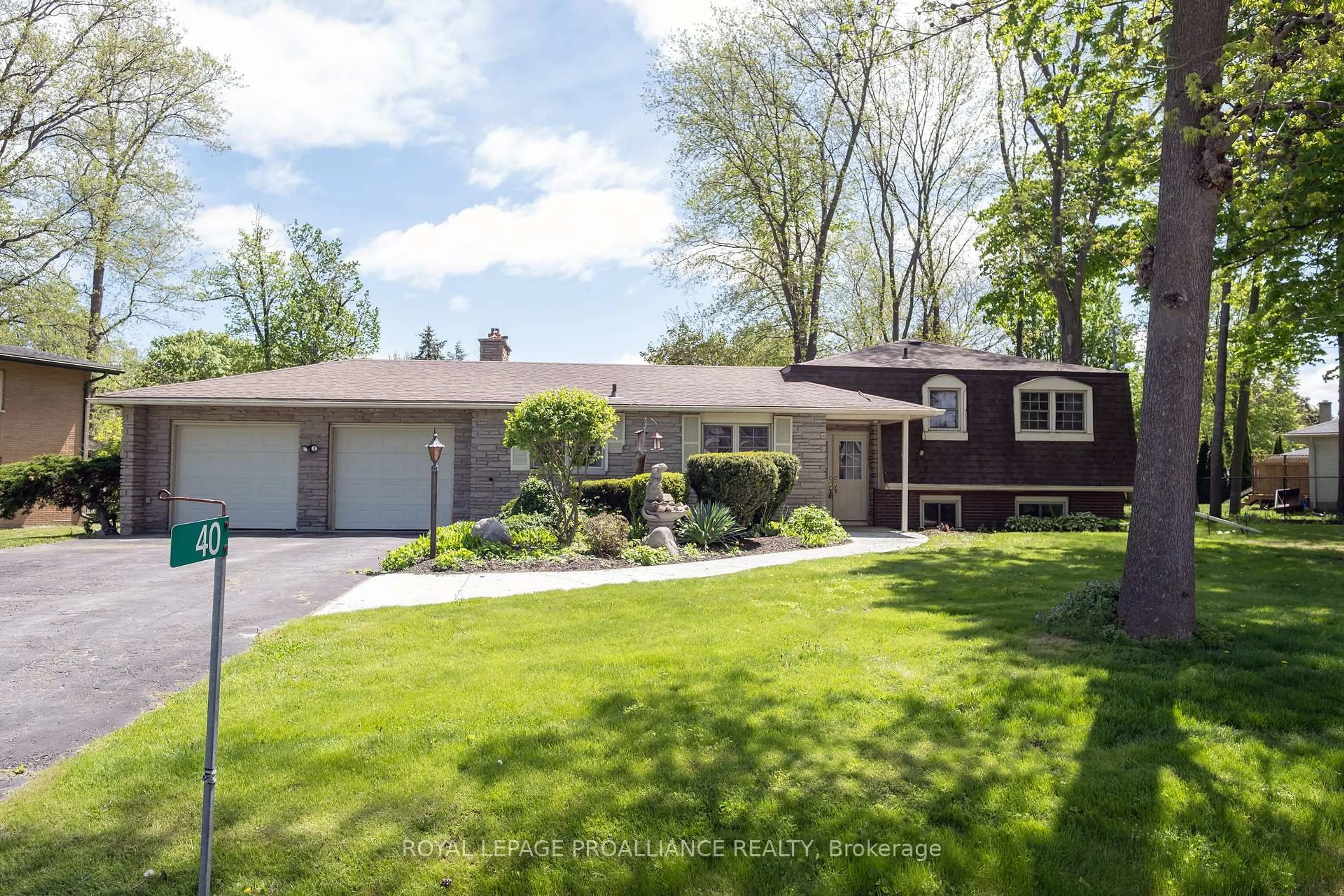 Home with vinyl exterior material, street for 40 Fenwood Cres, Prince Edward County Ontario K8N 4Z7
