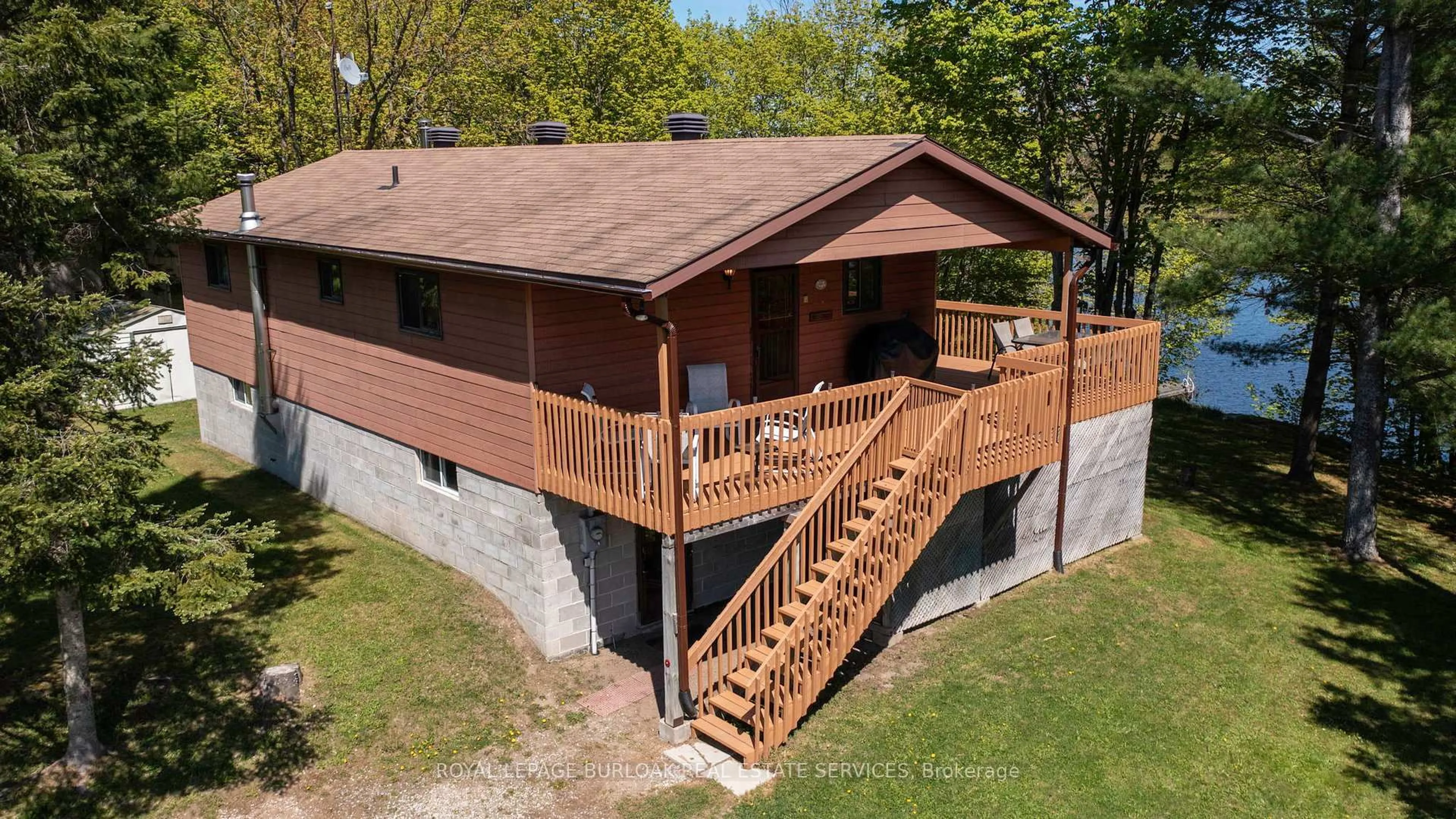 A pic from outside/outdoor area/front of a property/back of a property/a pic from drone, building for 37 Dockside Dr, McKellar Ontario P0G 1C0