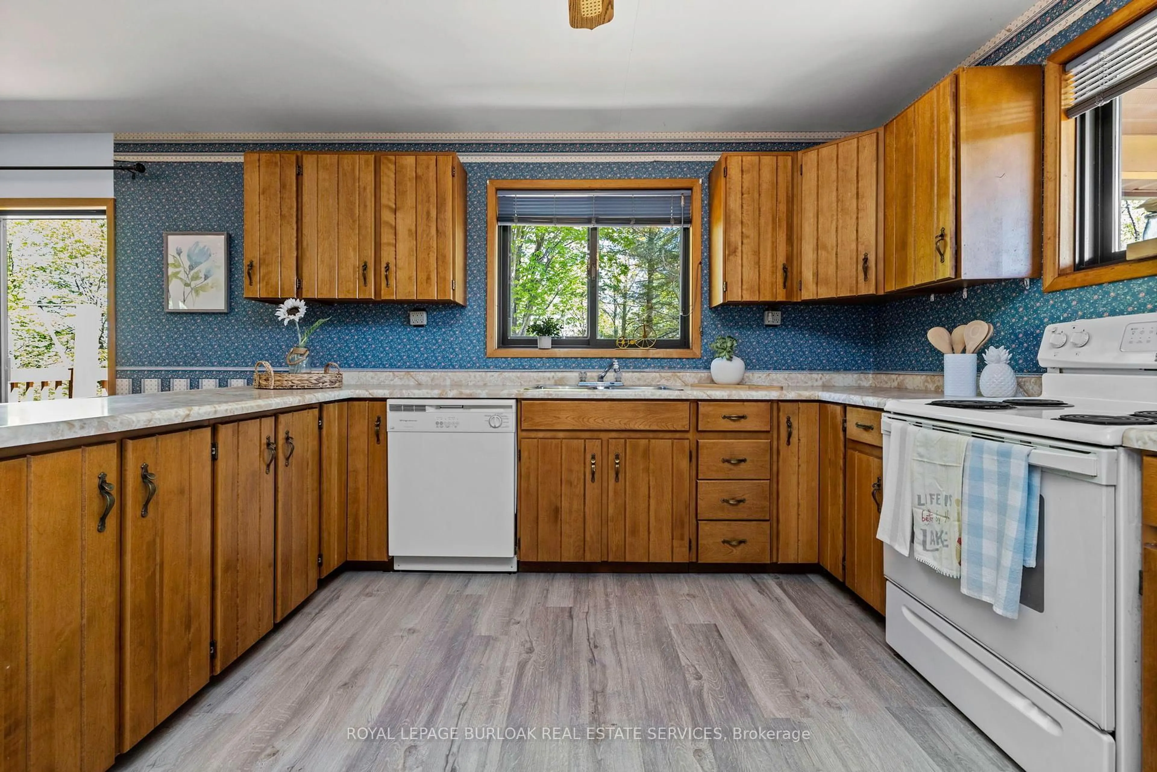 Standard kitchen, unknown for 37 Dockside Dr, McKellar Ontario P0G 1C0