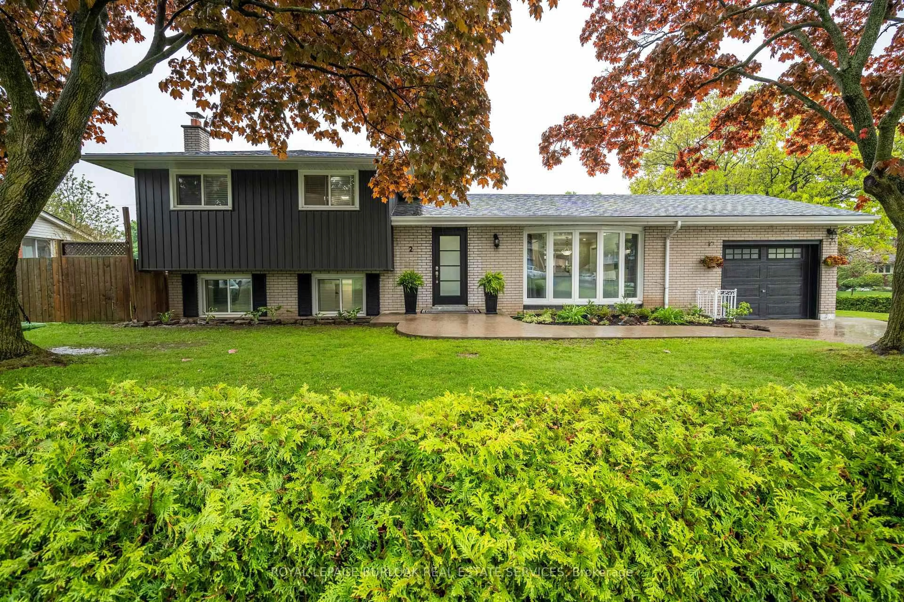Home with vinyl exterior material, street for 2 Lynford Ave, Hamilton Ontario L9A 2L7