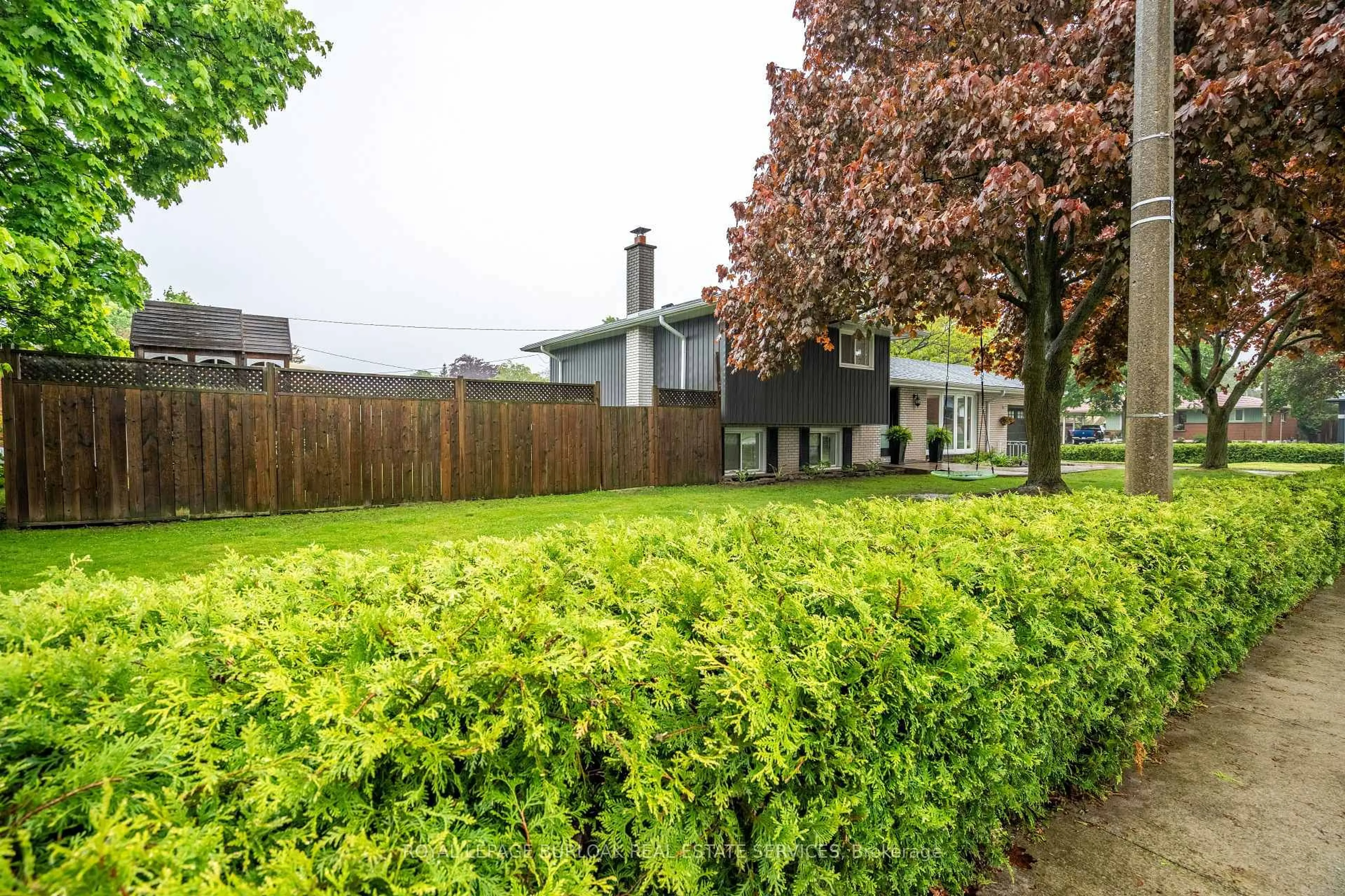 Patio, street for 2 Lynford Ave, Hamilton Ontario L9A 2L7