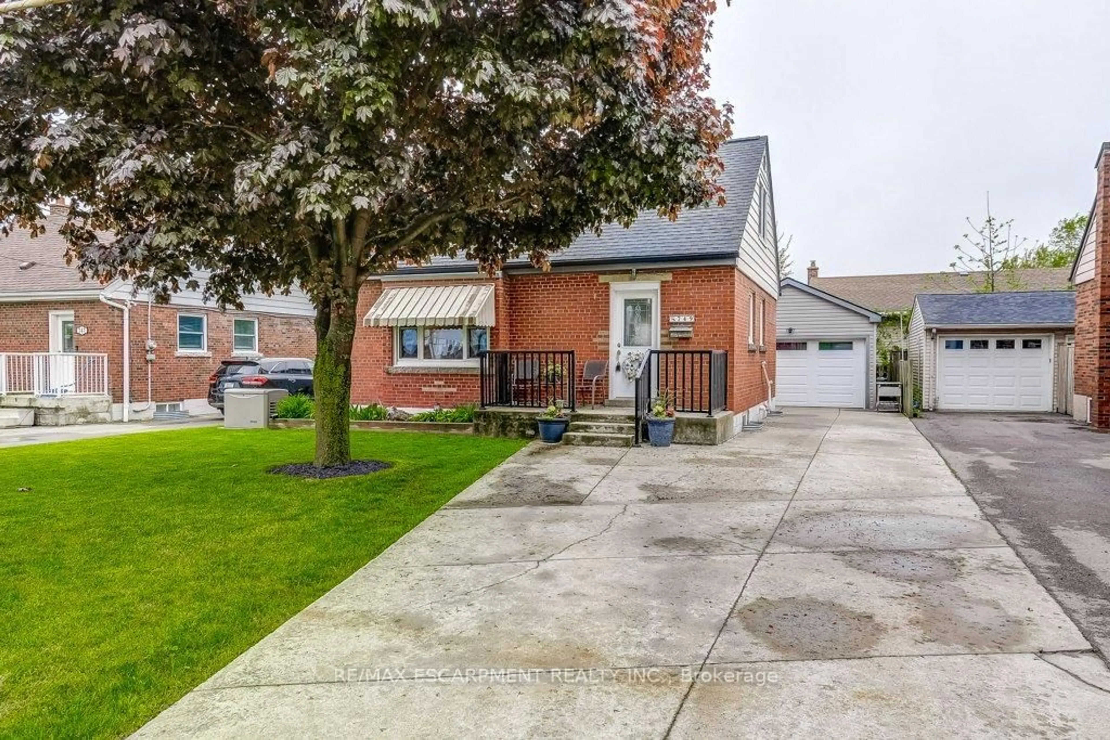 Patio, street for 749 Upper Gage Ave, Hamilton Ontario L8V 4J9