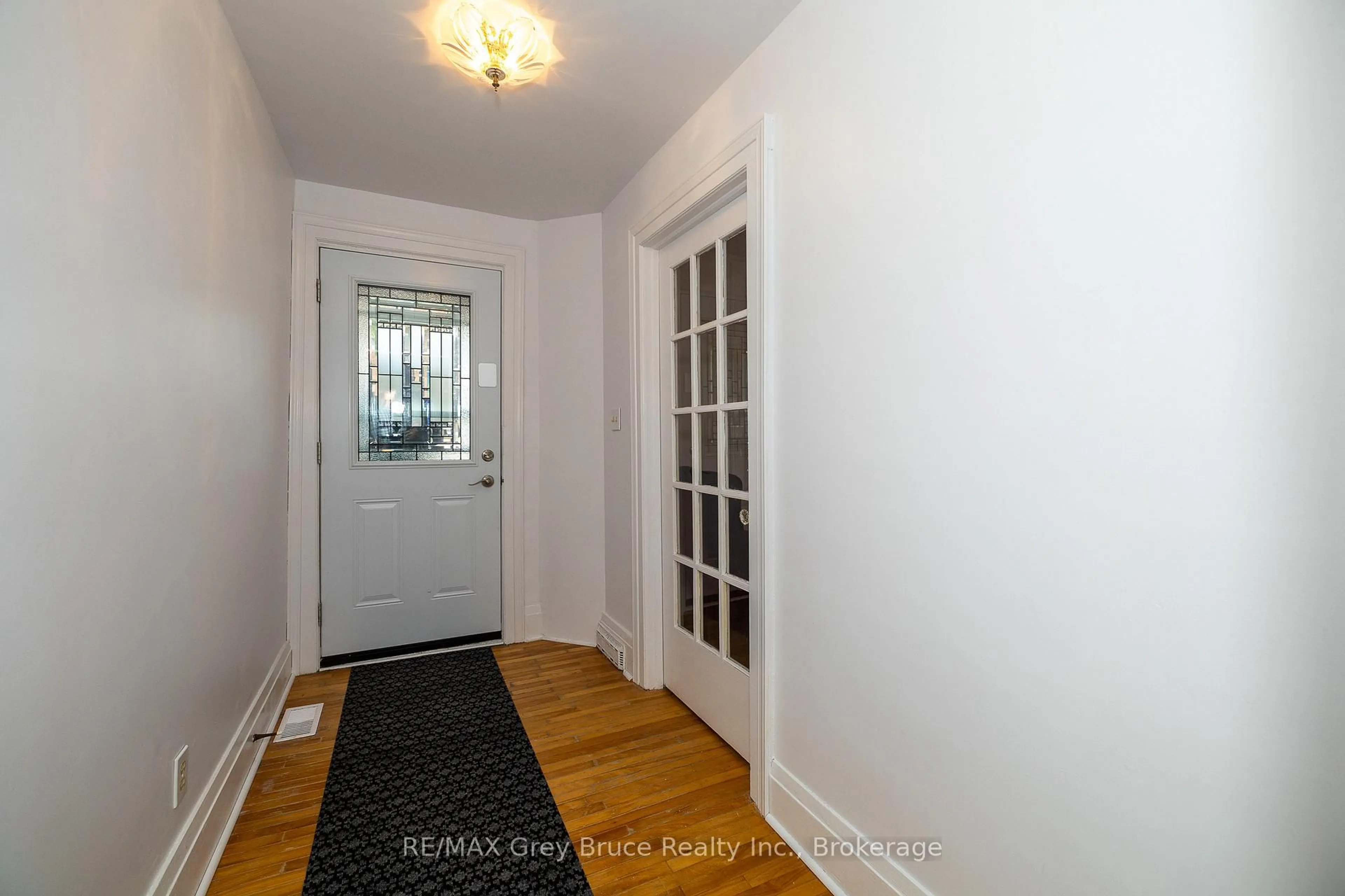 Indoor entryway for 1809 3rd Ave, Owen Sound Ontario N4K 4R7