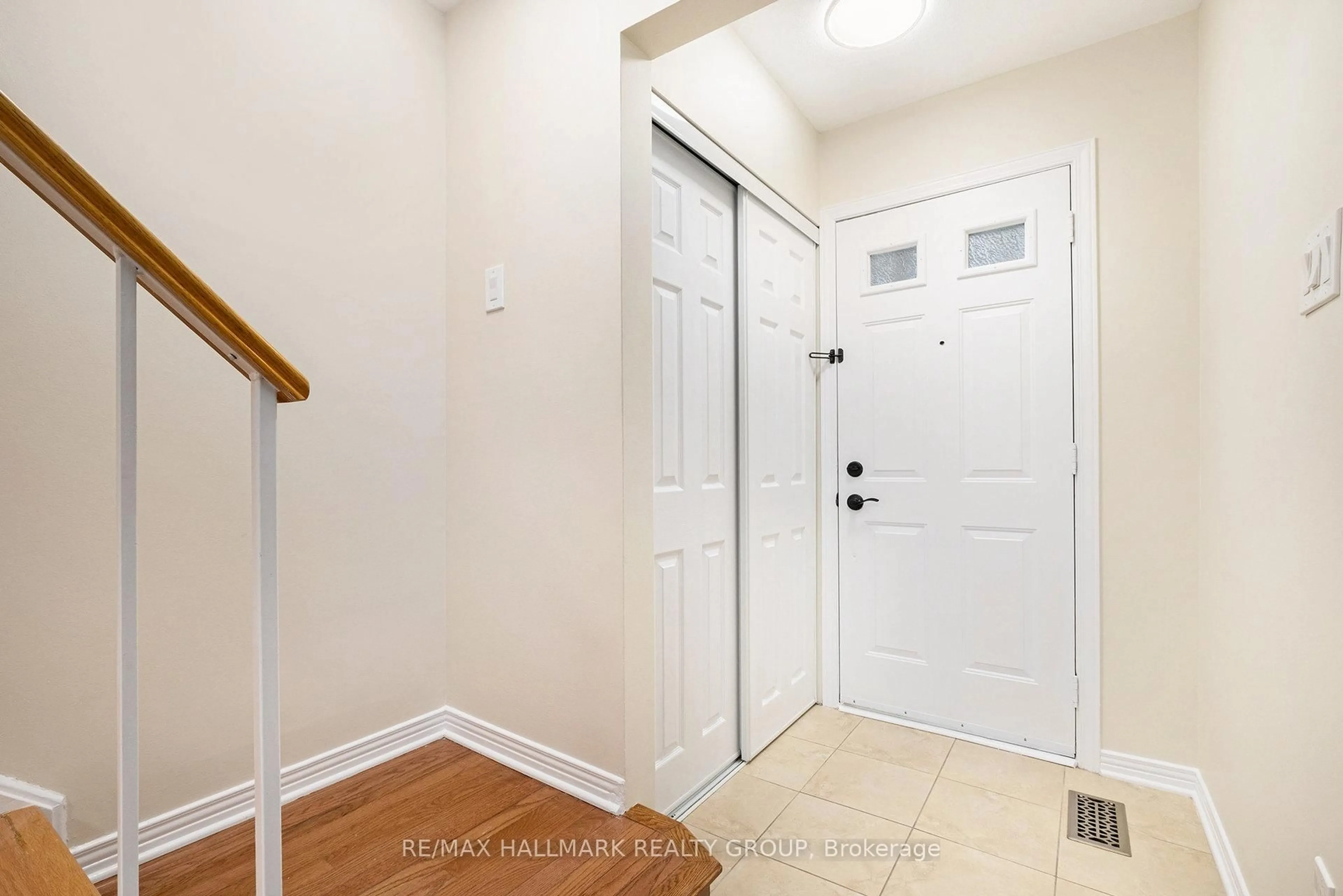 Indoor entryway for 16 Filion Cres, Ottawa Ontario K2M 1V6