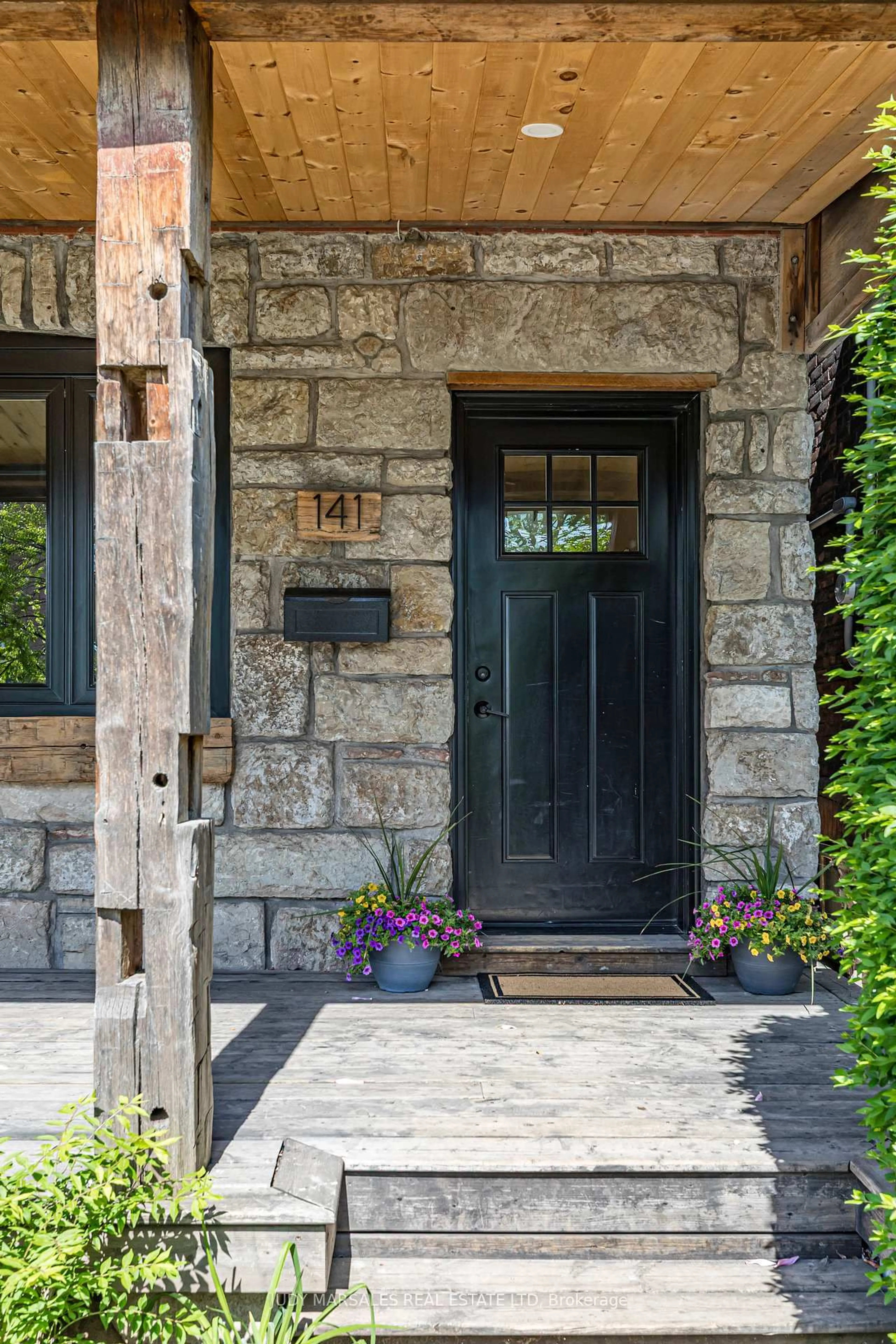 Indoor entryway for 141 Elgin St, Hamilton Ontario L8L 4Y1