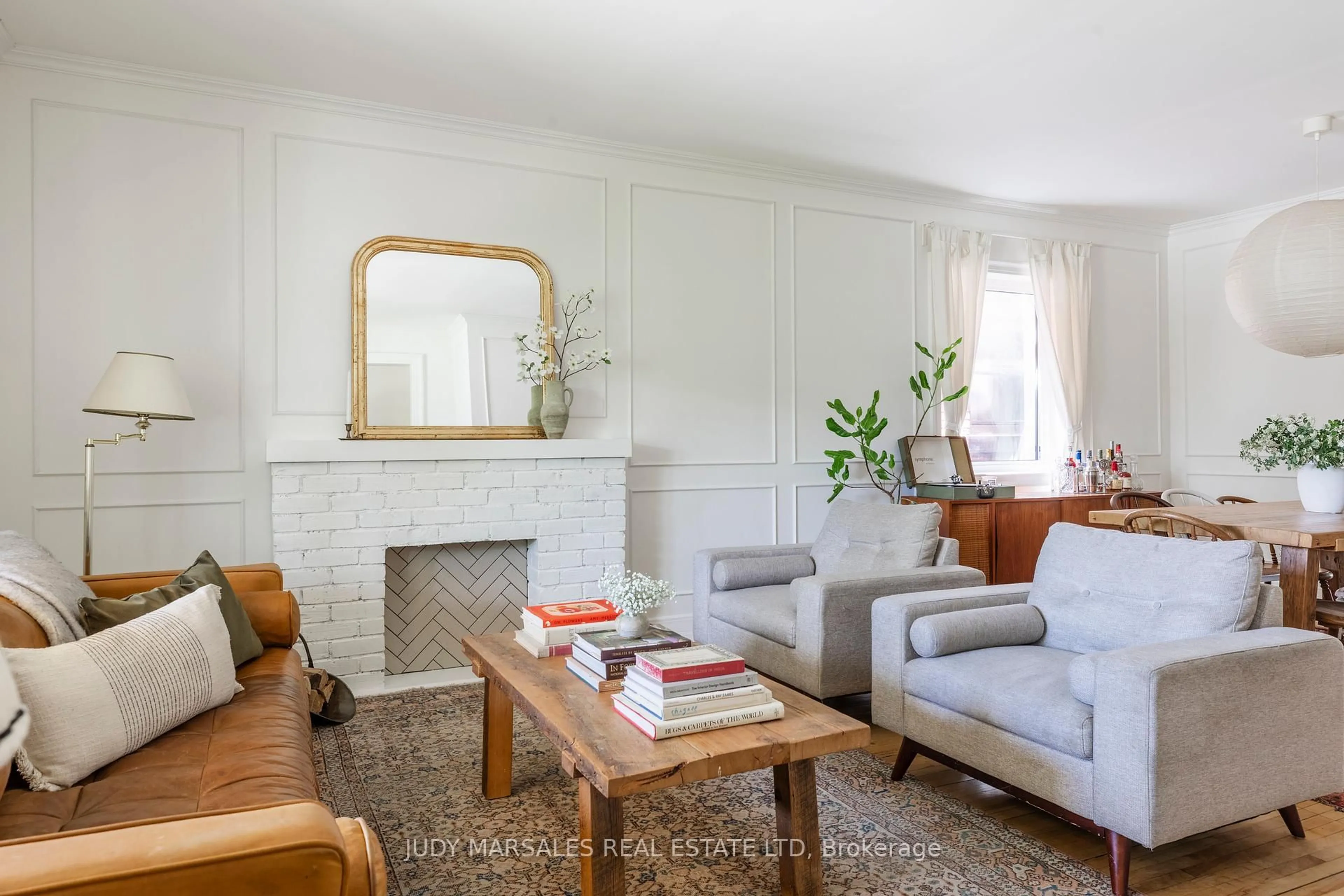 Living room with furniture, wood/laminate floor for 141 Elgin St, Hamilton Ontario L8L 4Y1