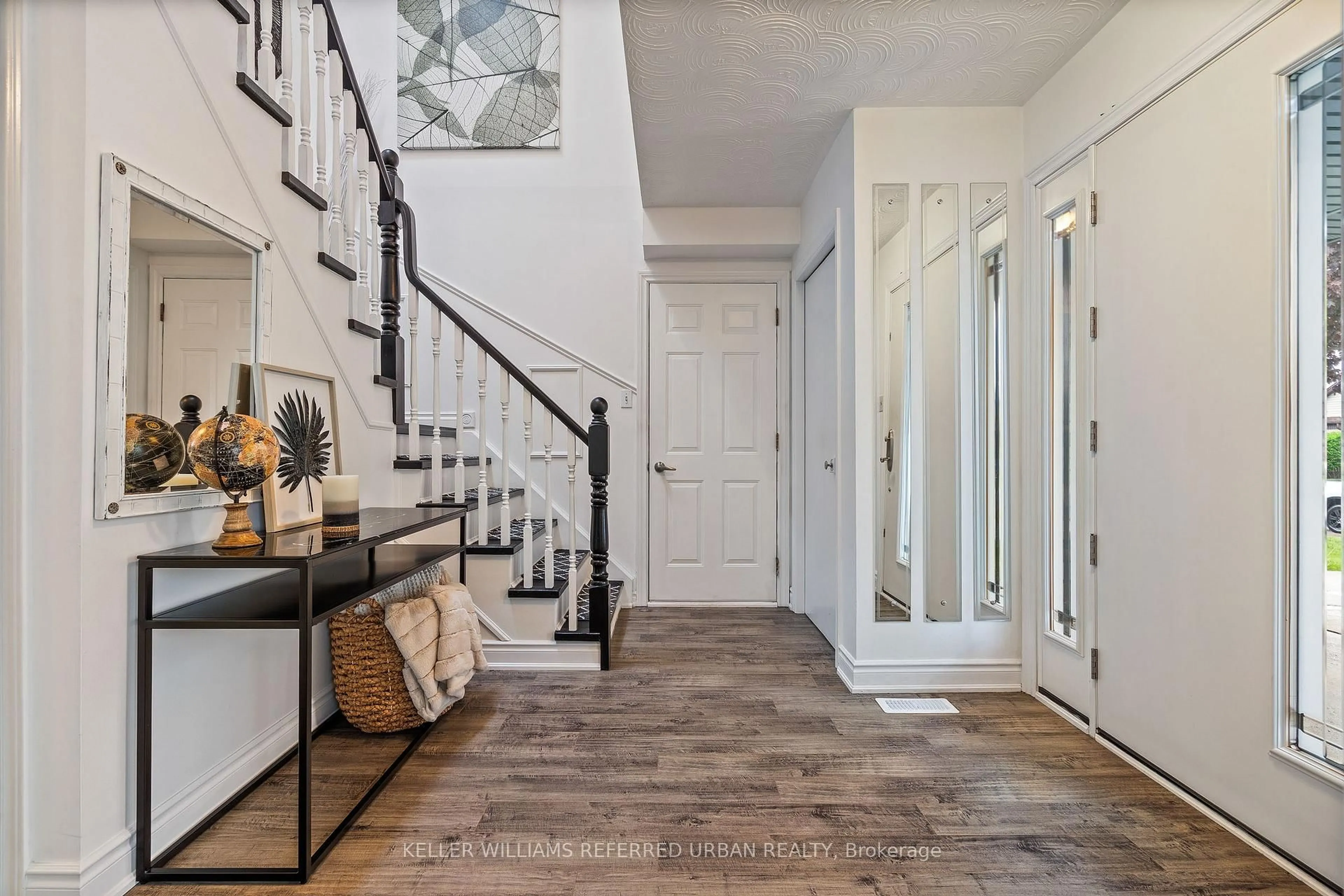 Indoor entryway for 23 Sinena Ave, Hamilton Ontario L8W 3B9