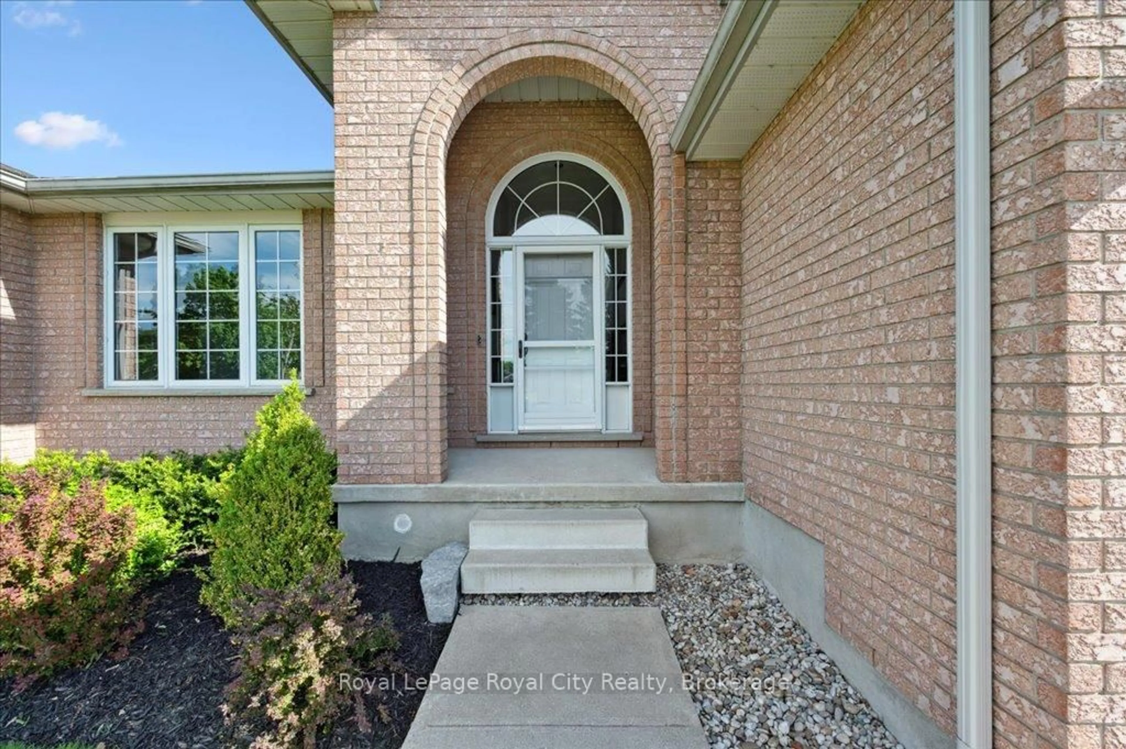 Indoor entryway for 17 St Boniface Dr, Woolwich Ontario N0B 2B0