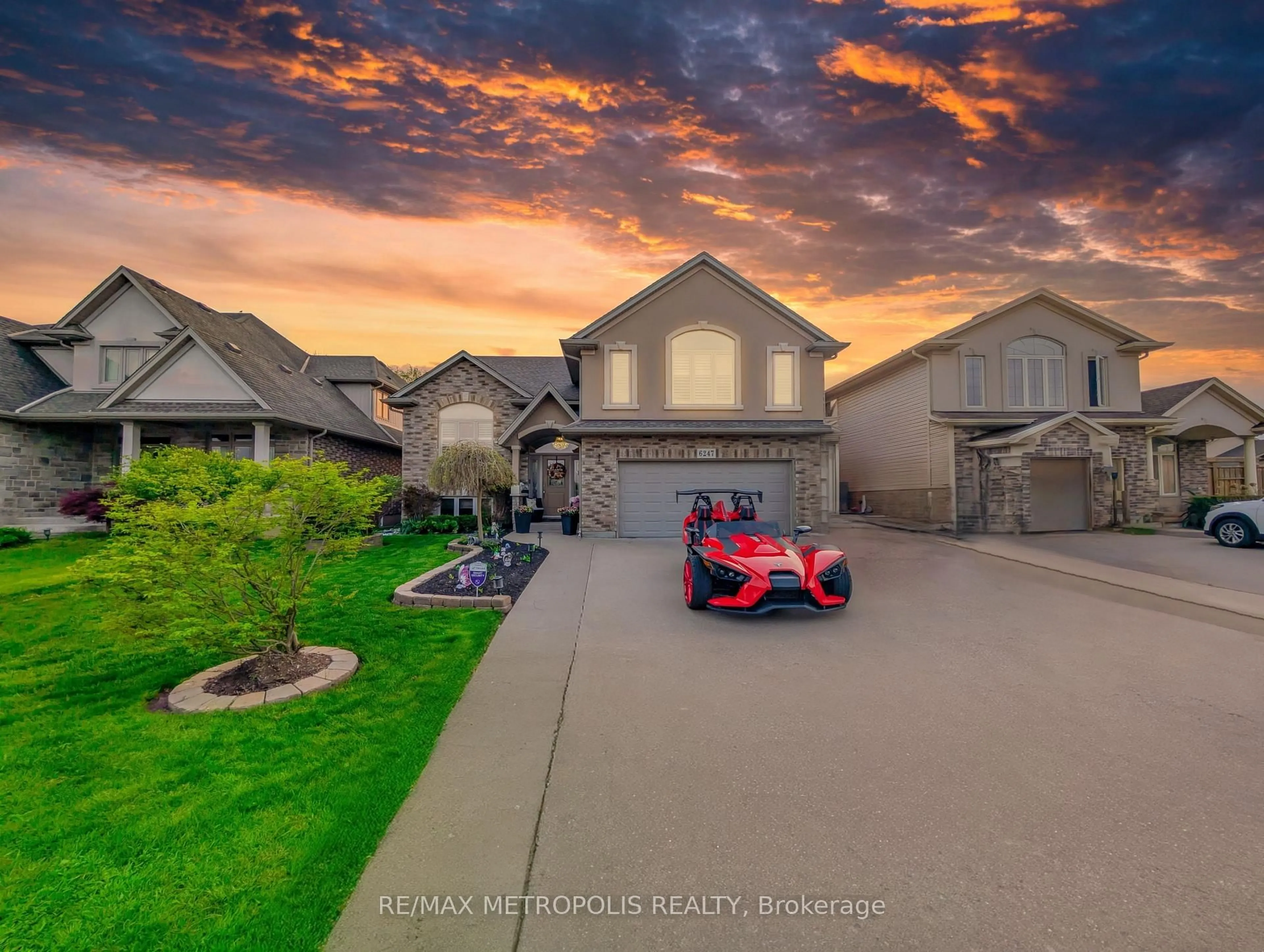 A pic from outside/outdoor area/front of a property/back of a property/a pic from drone, street for 6247 Parkside Rd, Niagara Falls Ontario L2H 0B2