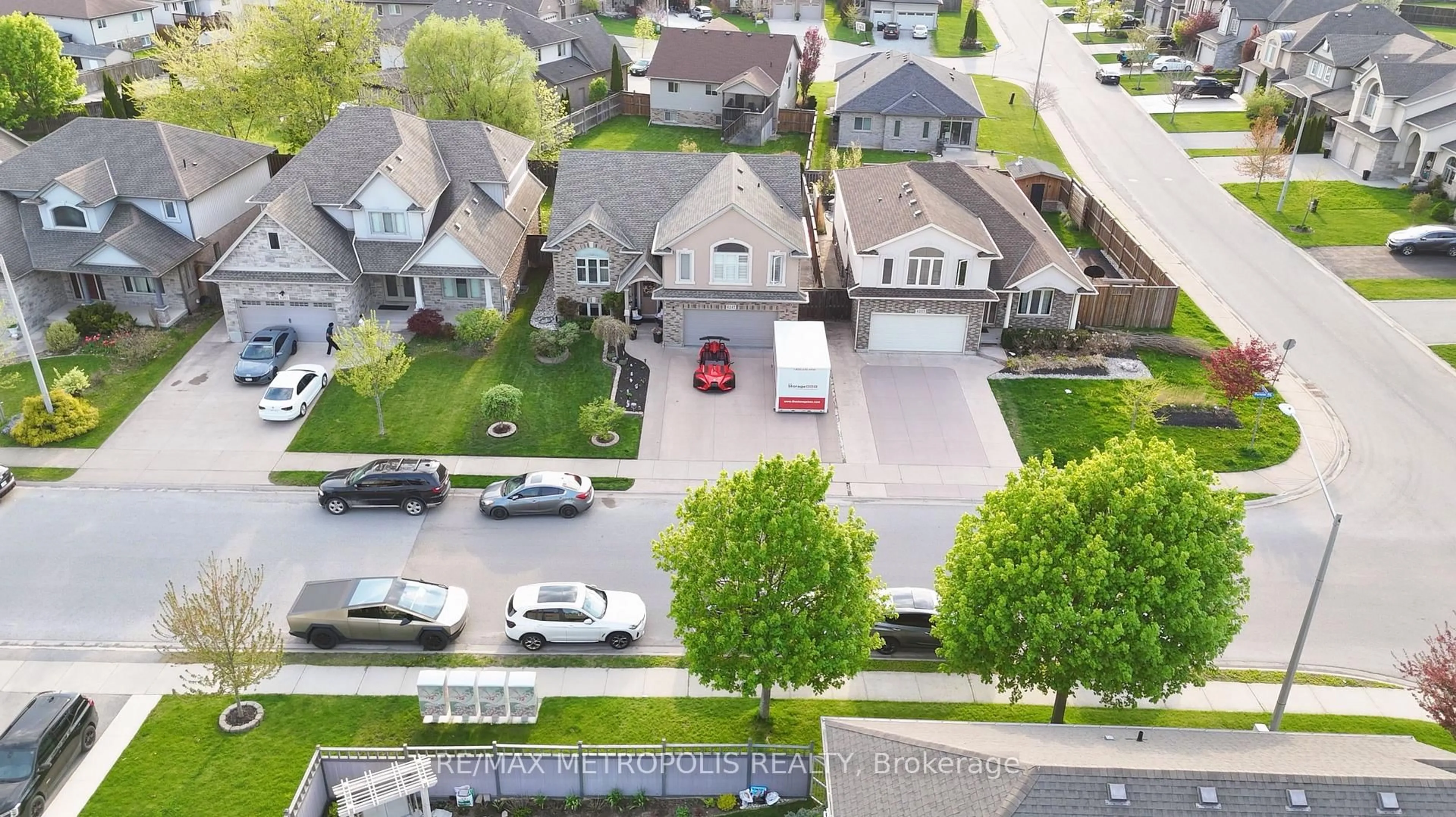 A pic from outside/outdoor area/front of a property/back of a property/a pic from drone, street for 6247 Parkside Rd, Niagara Falls Ontario L2H 0B2