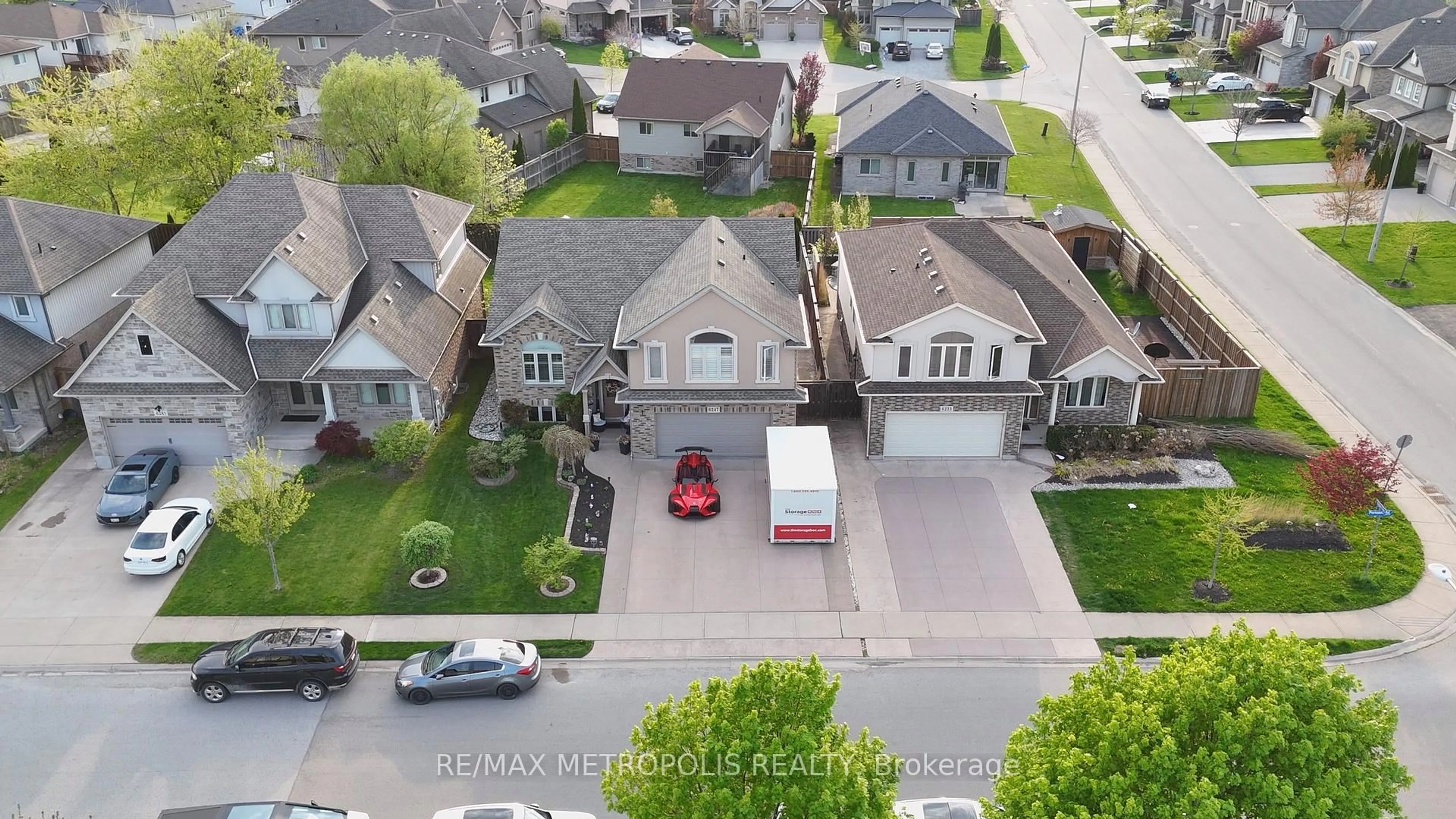 A pic from outside/outdoor area/front of a property/back of a property/a pic from drone, street for 6247 Parkside Rd, Niagara Falls Ontario L2H 0B2
