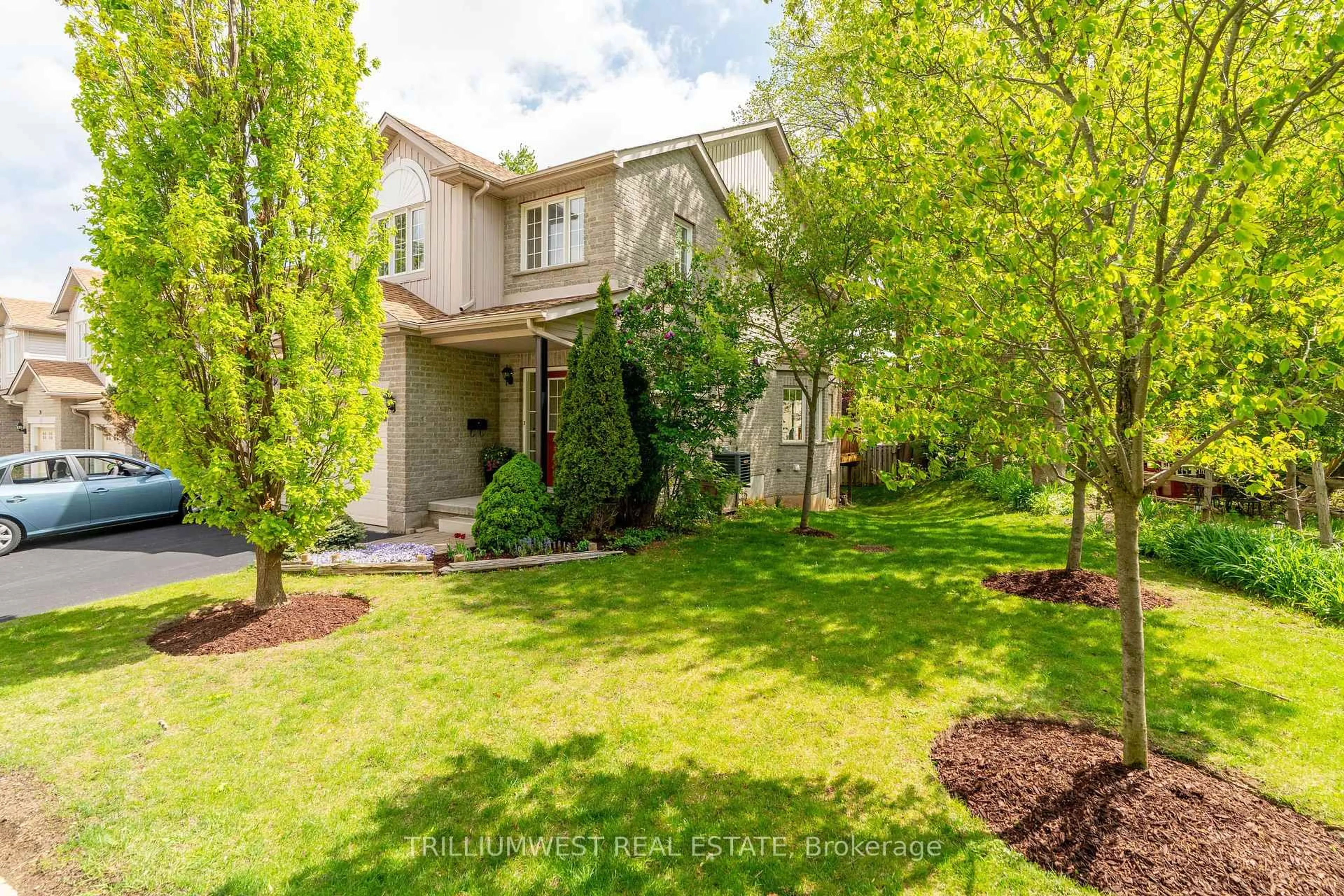 A pic from outside/outdoor area/front of a property/back of a property/a pic from drone, street for 105 PINNACLE Dr #35, Kitchener Ontario N2P 1B8