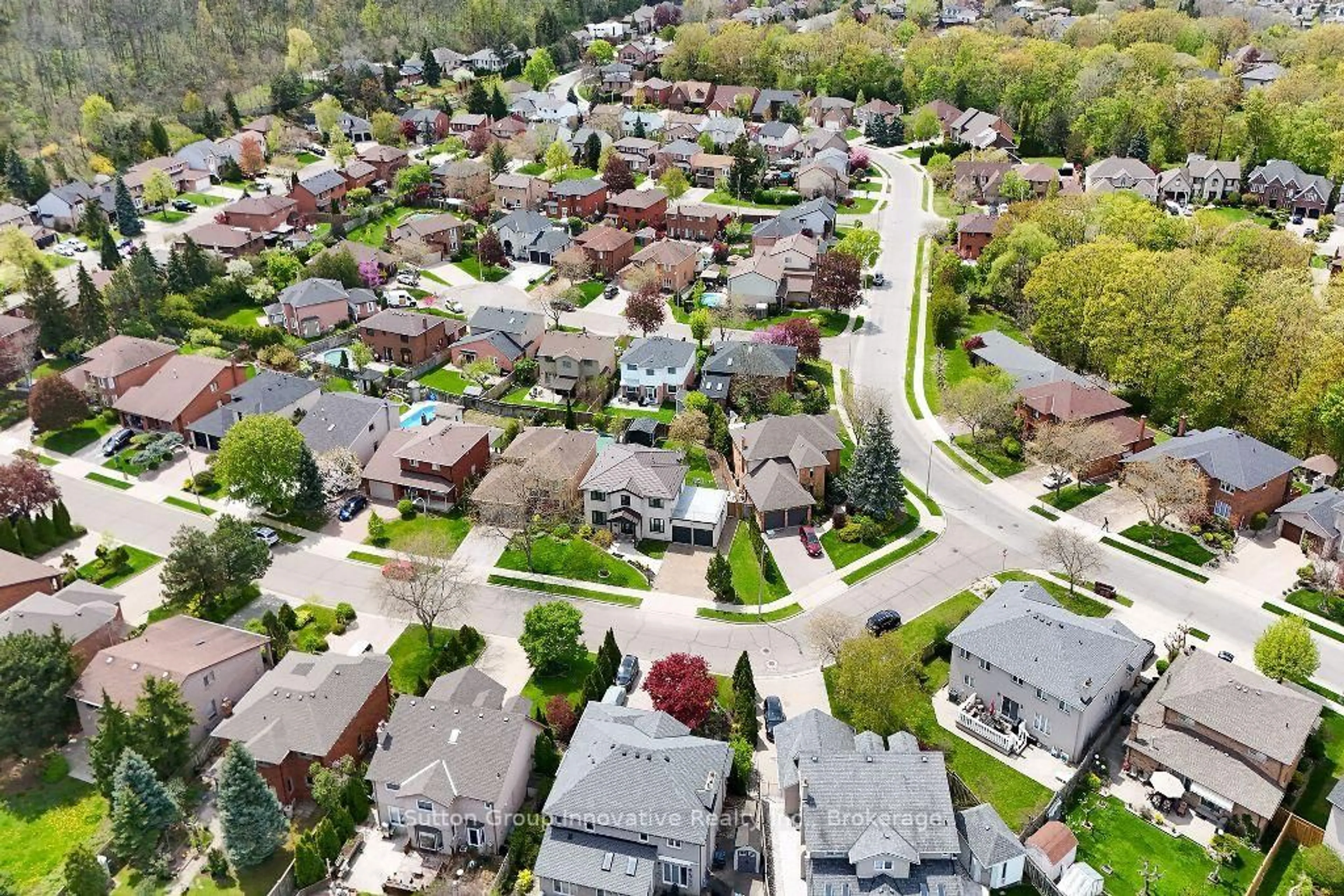 A pic from outside/outdoor area/front of a property/back of a property/a pic from drone, street for 65 Ben Tirran Cres, Hamilton Ontario L8G 4V6