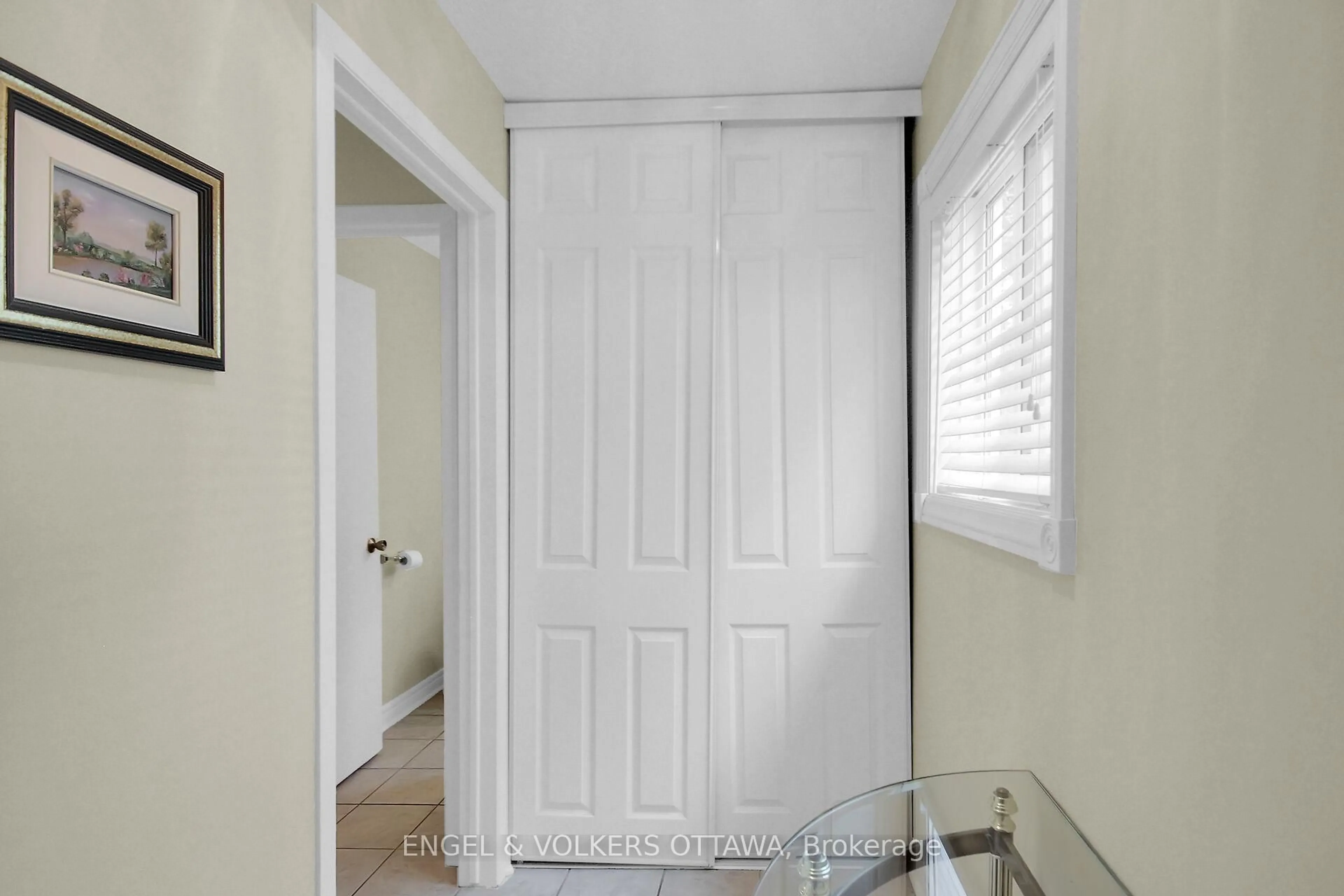 Indoor entryway for 1337 Ambridge Way, Ottawa Ontario K2C 3T3