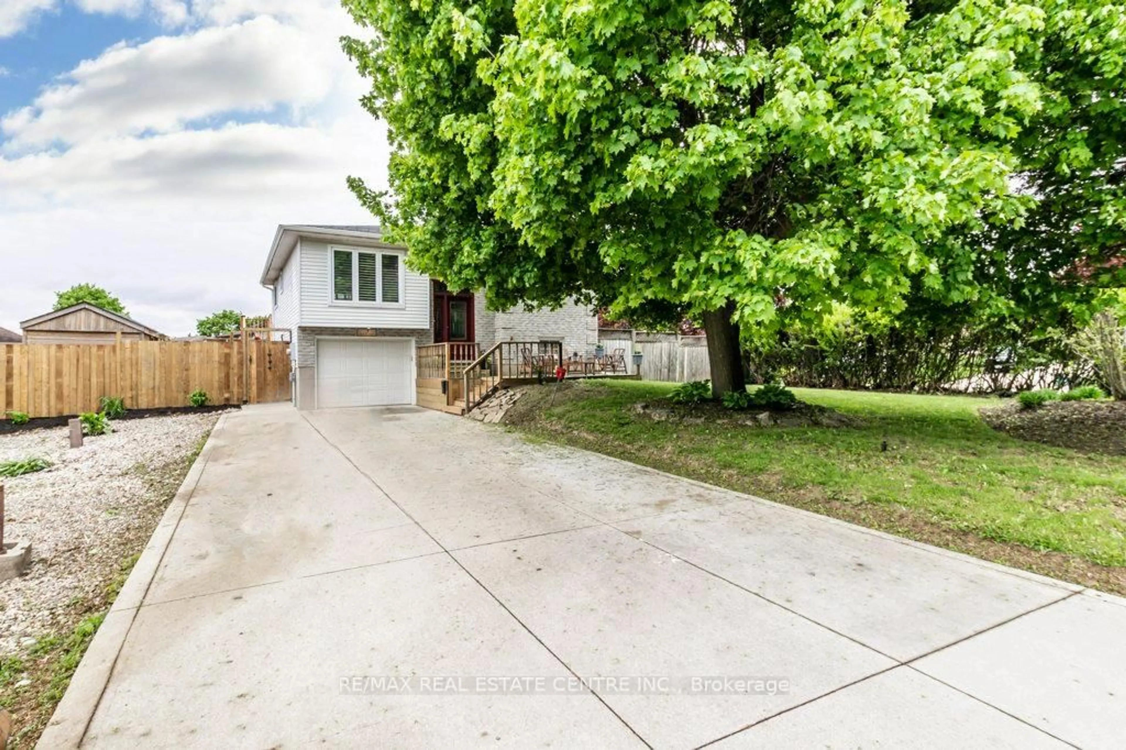 A pic from outside/outdoor area/front of a property/back of a property/a pic from drone, street for 3 Hornby Crt, Cambridge Ontario N1R 7J7