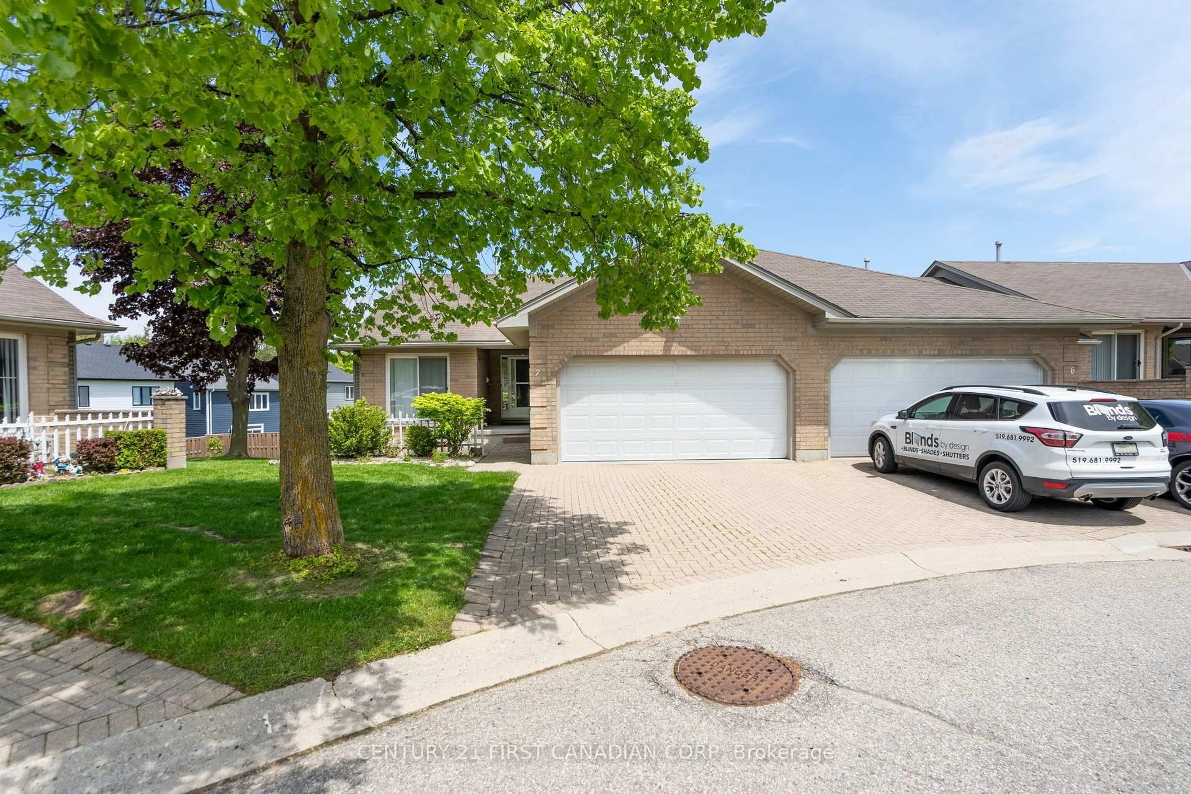 A pic from outside/outdoor area/front of a property/back of a property/a pic from drone, water/lake/river/ocean view for 861 Shelborne St #7, London South Ontario N5Z 5C5
