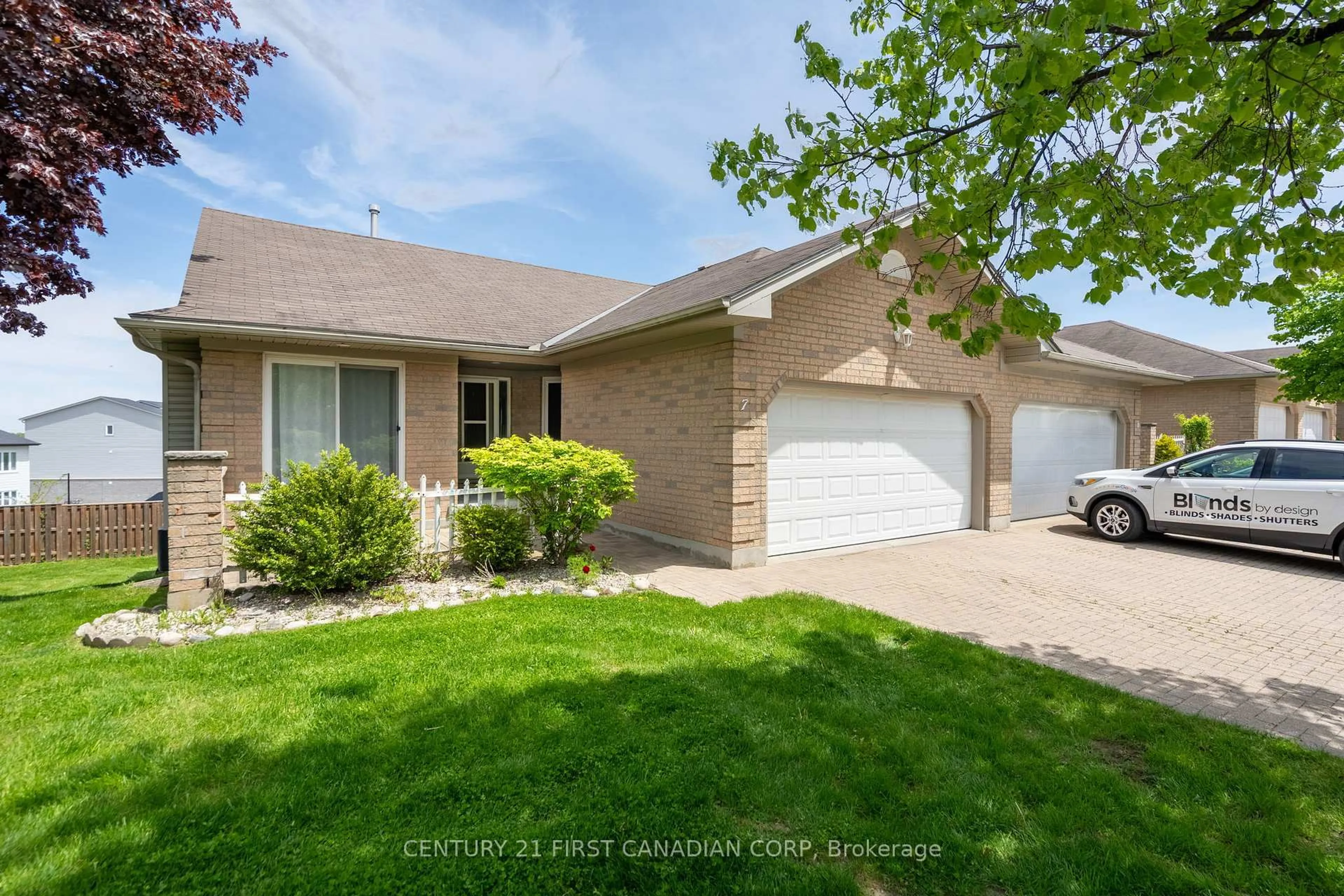 Home with vinyl exterior material, street for 861 Shelborne St #7, London South Ontario N5Z 5C5