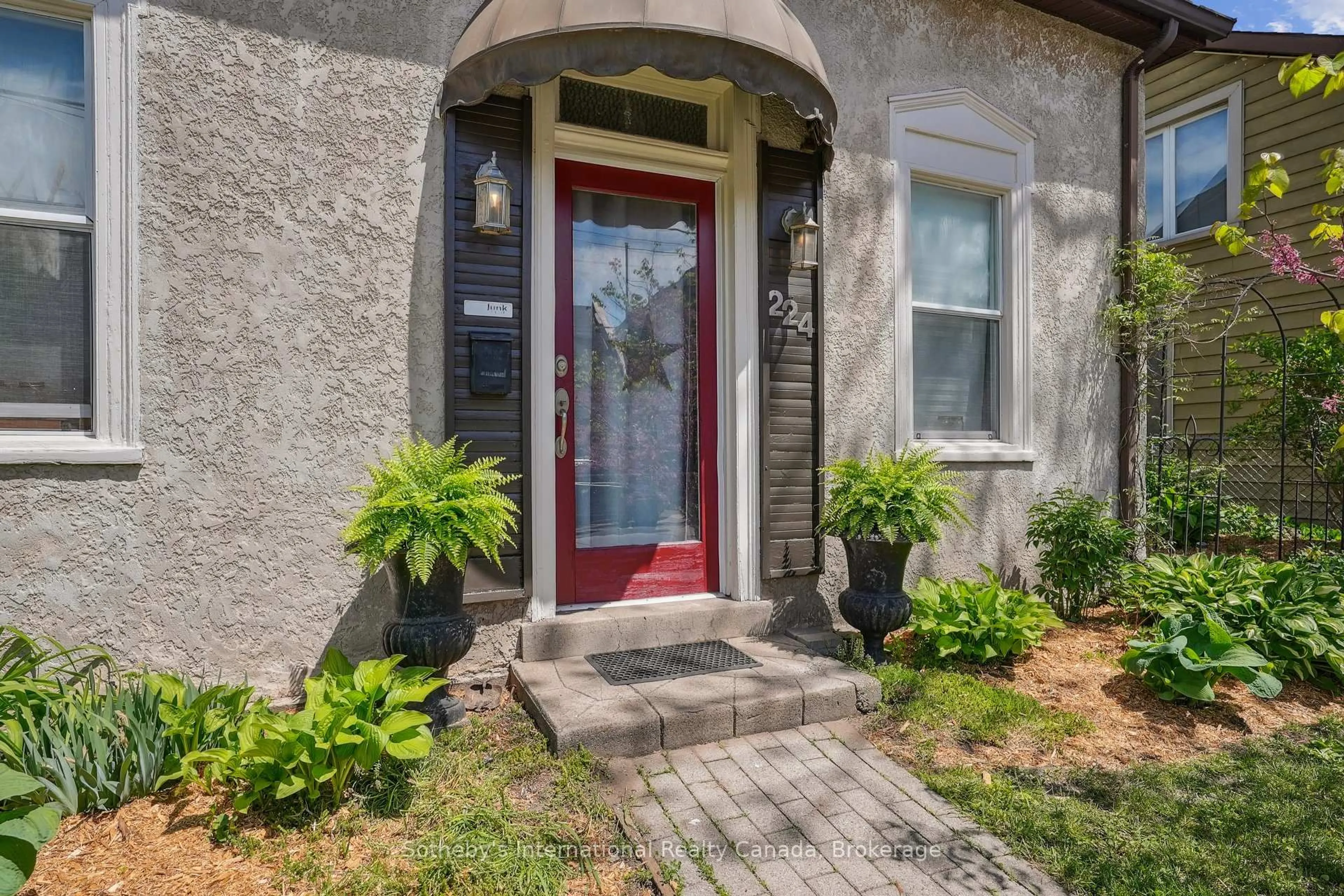 Indoor entryway for 224 Napier St, Hamilton Ontario L8R 1S7