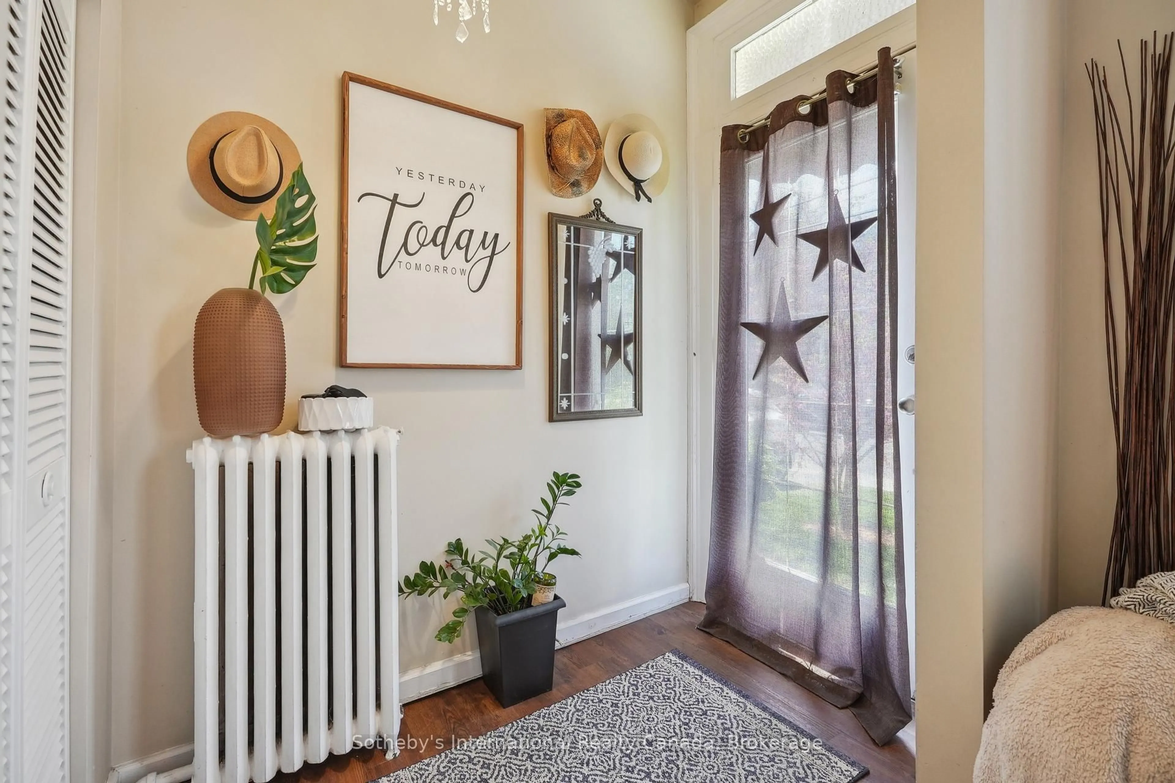 Indoor entryway for 224 Napier St, Hamilton Ontario L8R 1S7