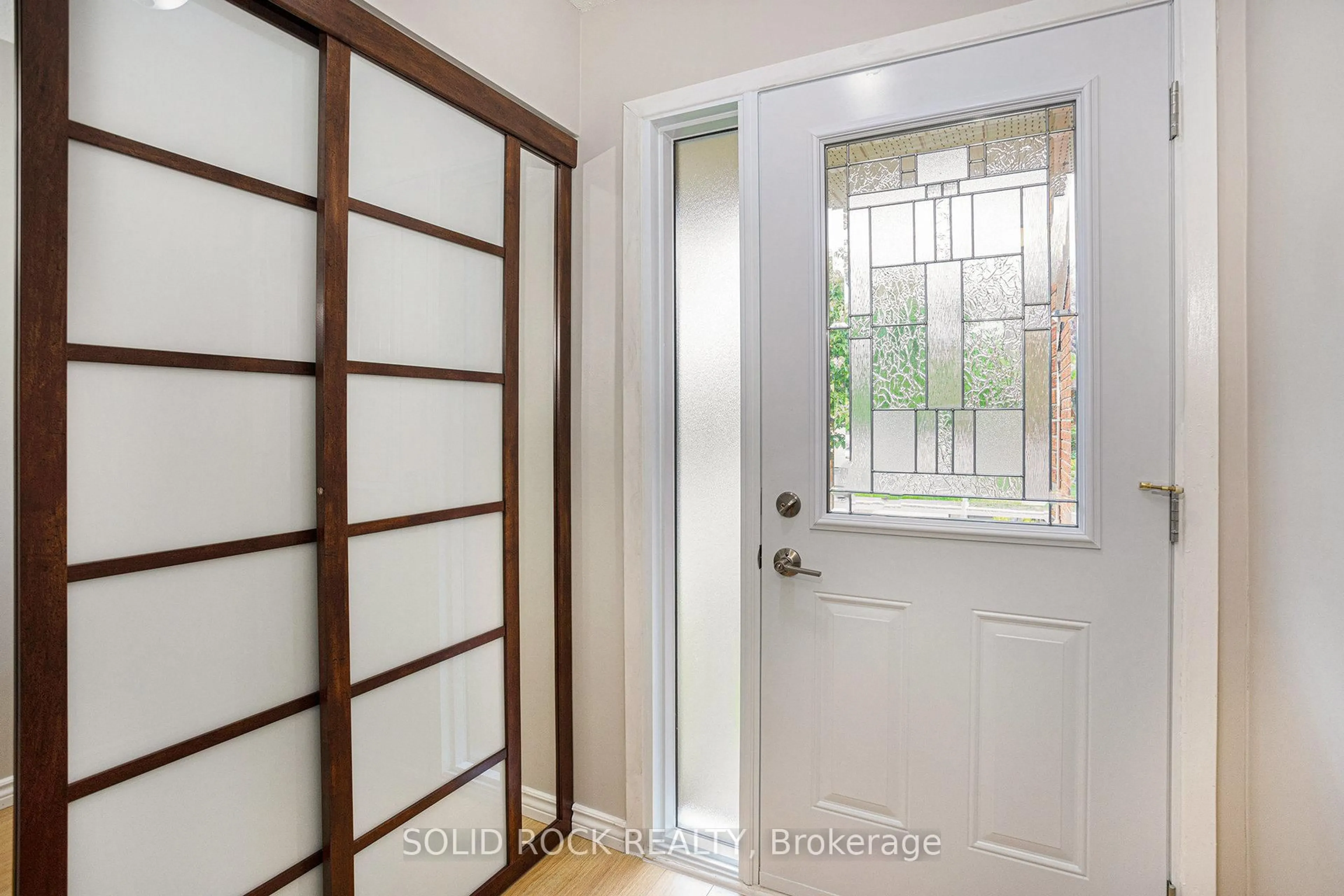 Indoor entryway for 422 Sandhamn Private, Ottawa Ontario K1T 2Z1