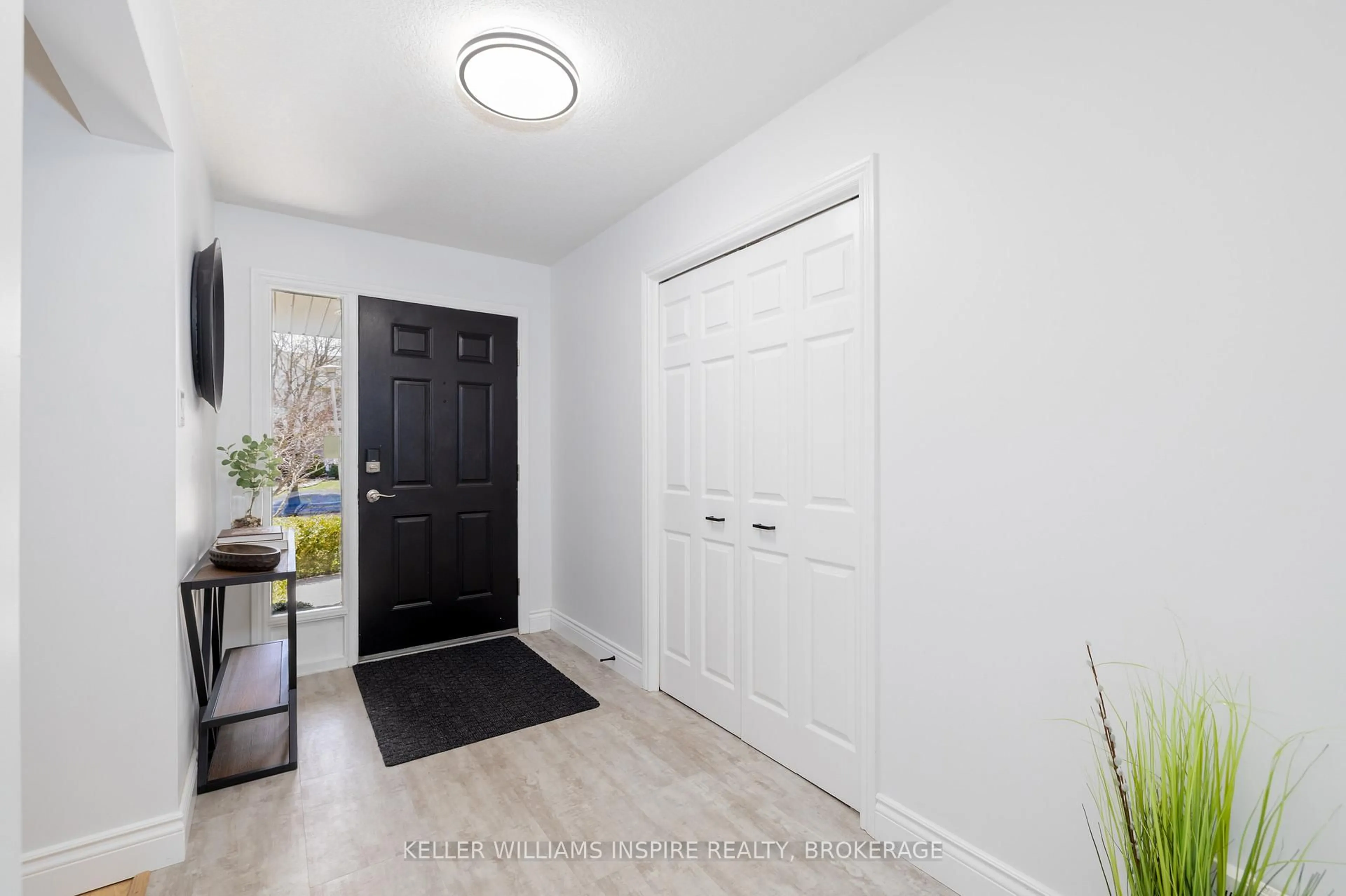 Indoor entryway for 1809 Phillbrook Dr, London North Ontario N5X 2Y2