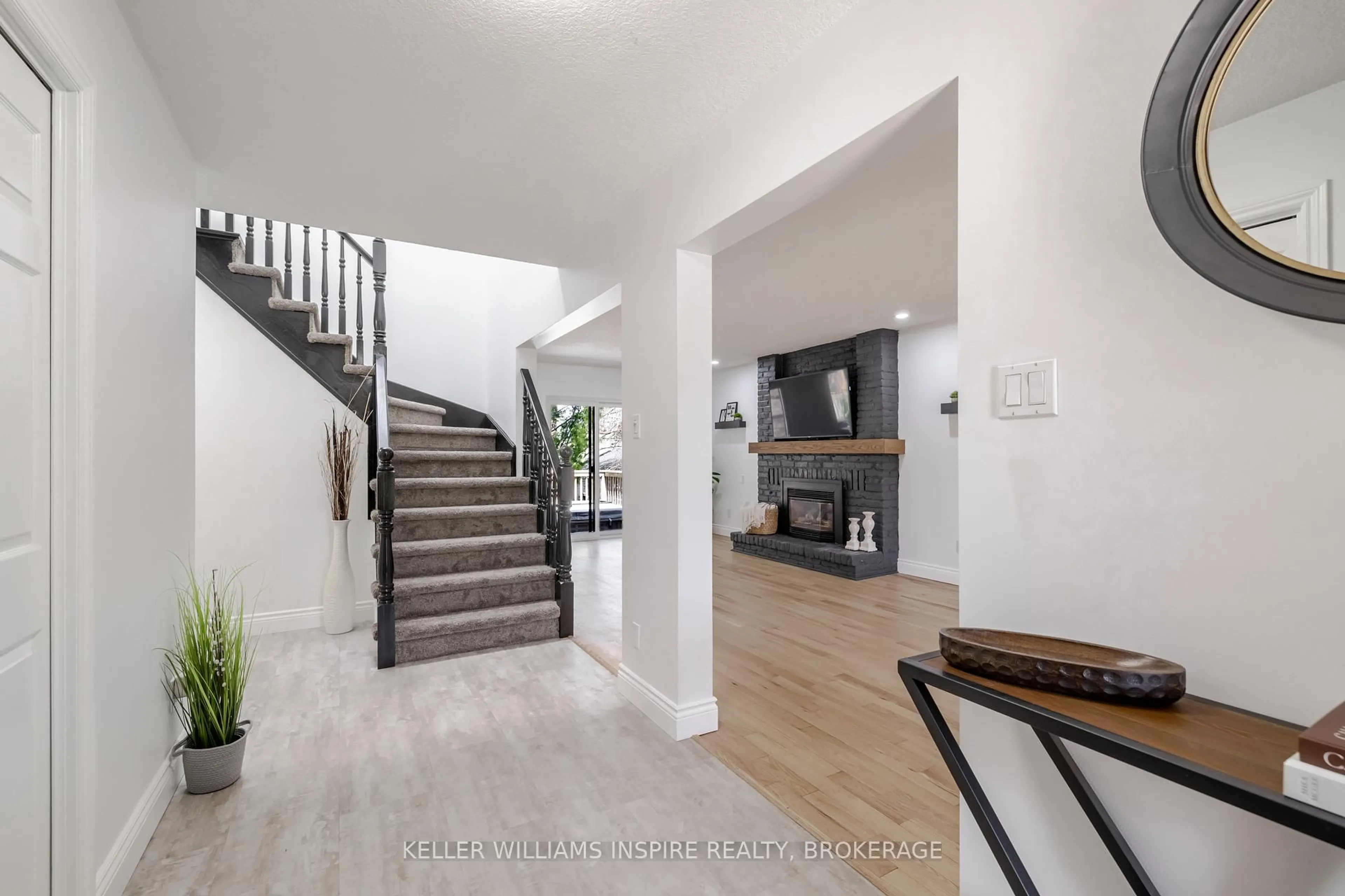 Indoor entryway for 1809 Phillbrook Dr, London North Ontario N5X 2Y2