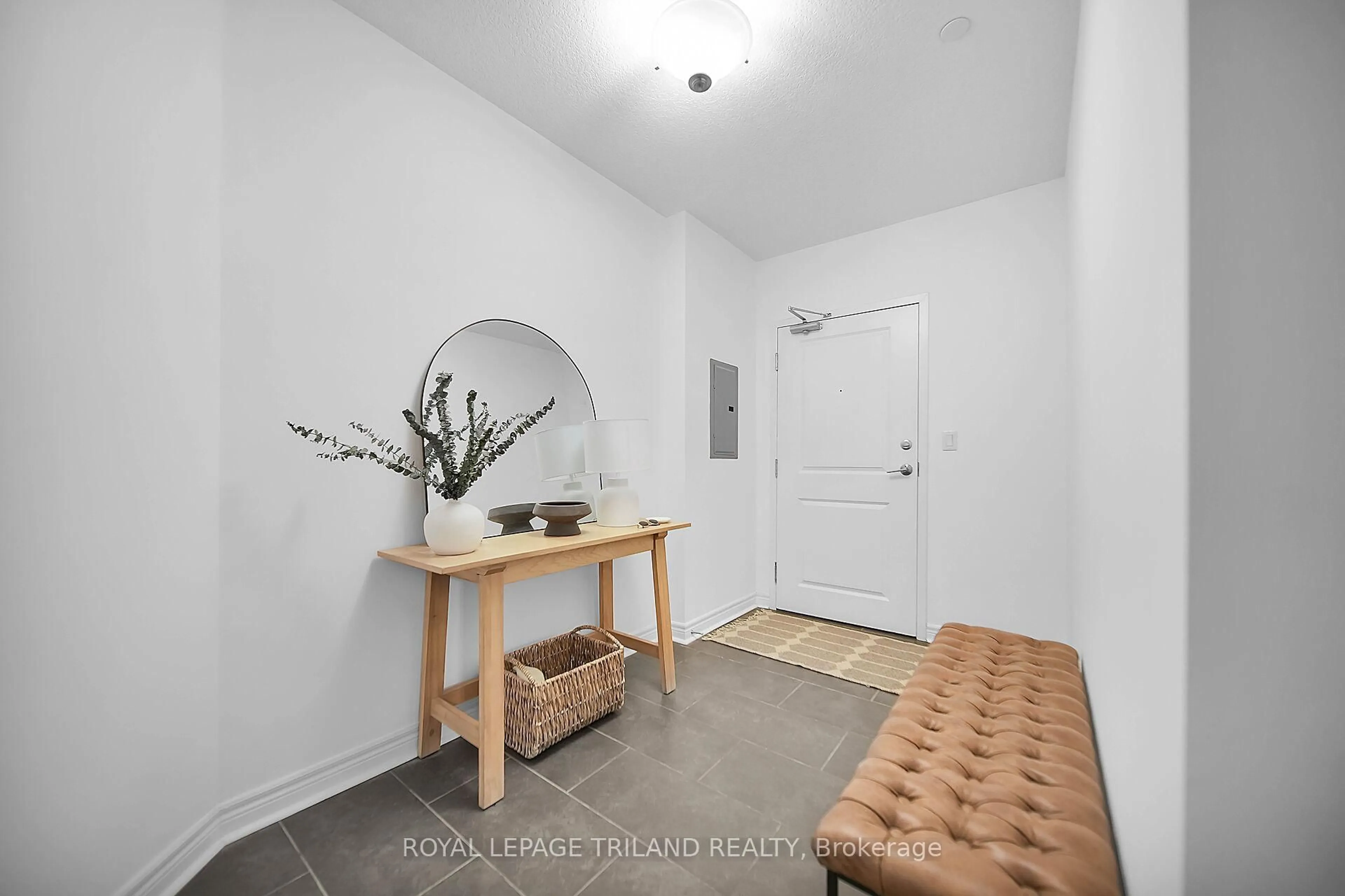 Indoor entryway for 330 Ridout St #1001, London East Ontario N6A 0A7