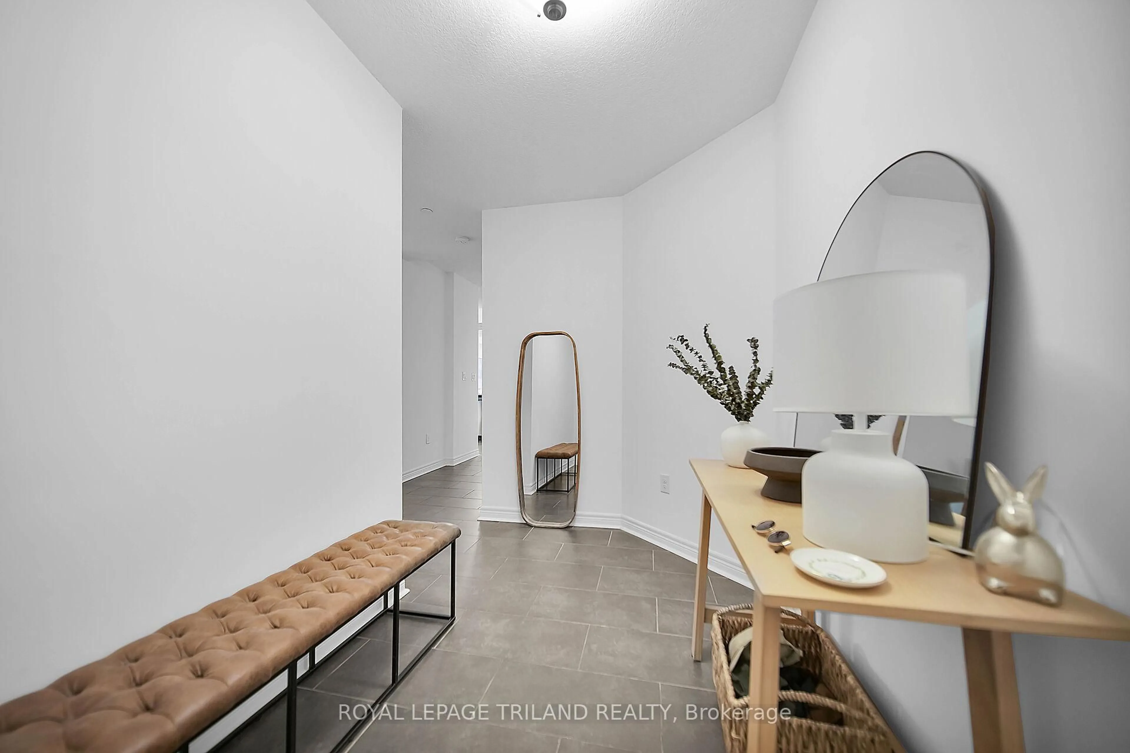 Indoor entryway for 330 Ridout St #1001, London East Ontario N6A 0A7